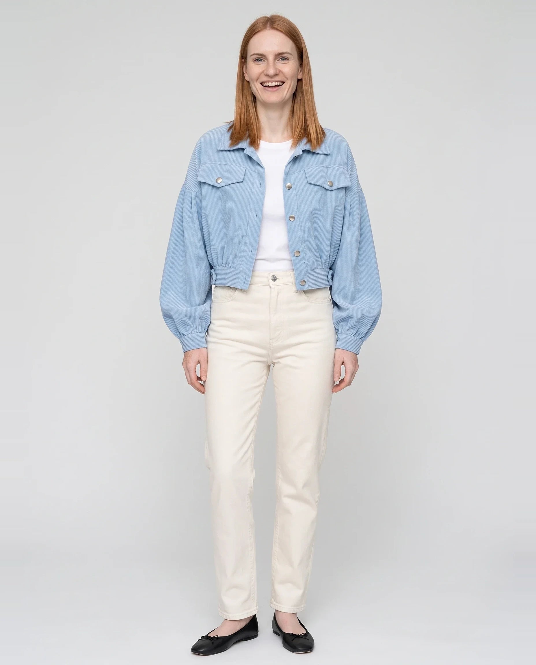 Veste courte en velours côtelé bleu ciel Yvette, vue de face en studio