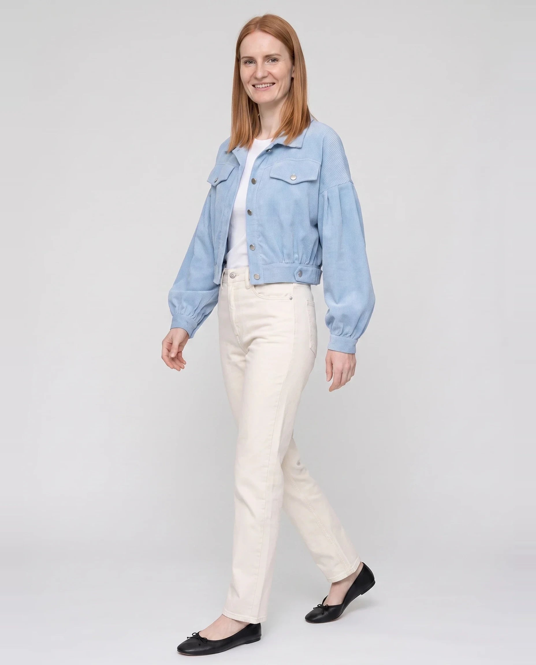 Veste courte en velours côtelé bleu ciel Yvette, vue de trois quarts en studio