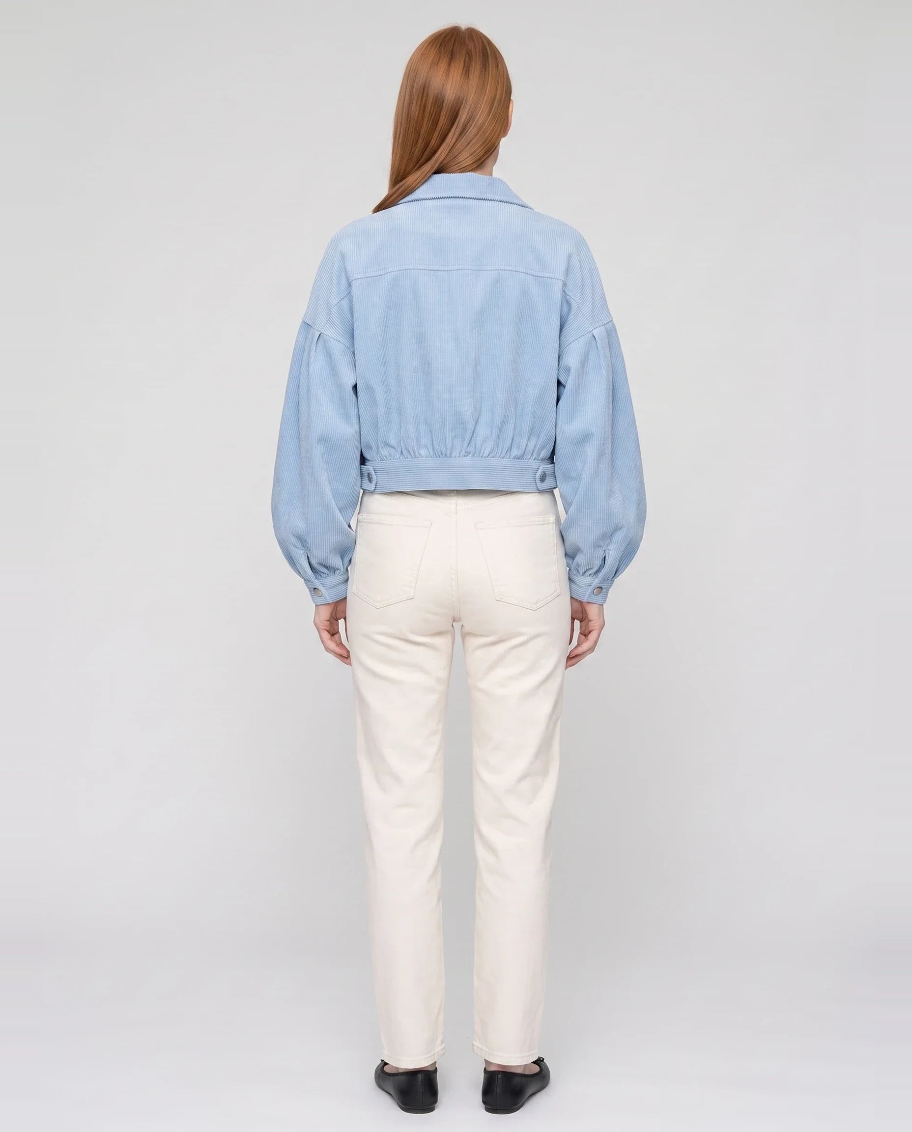 Veste courte en velours côtelé bleu ciel Yvette, vue de dos en studio