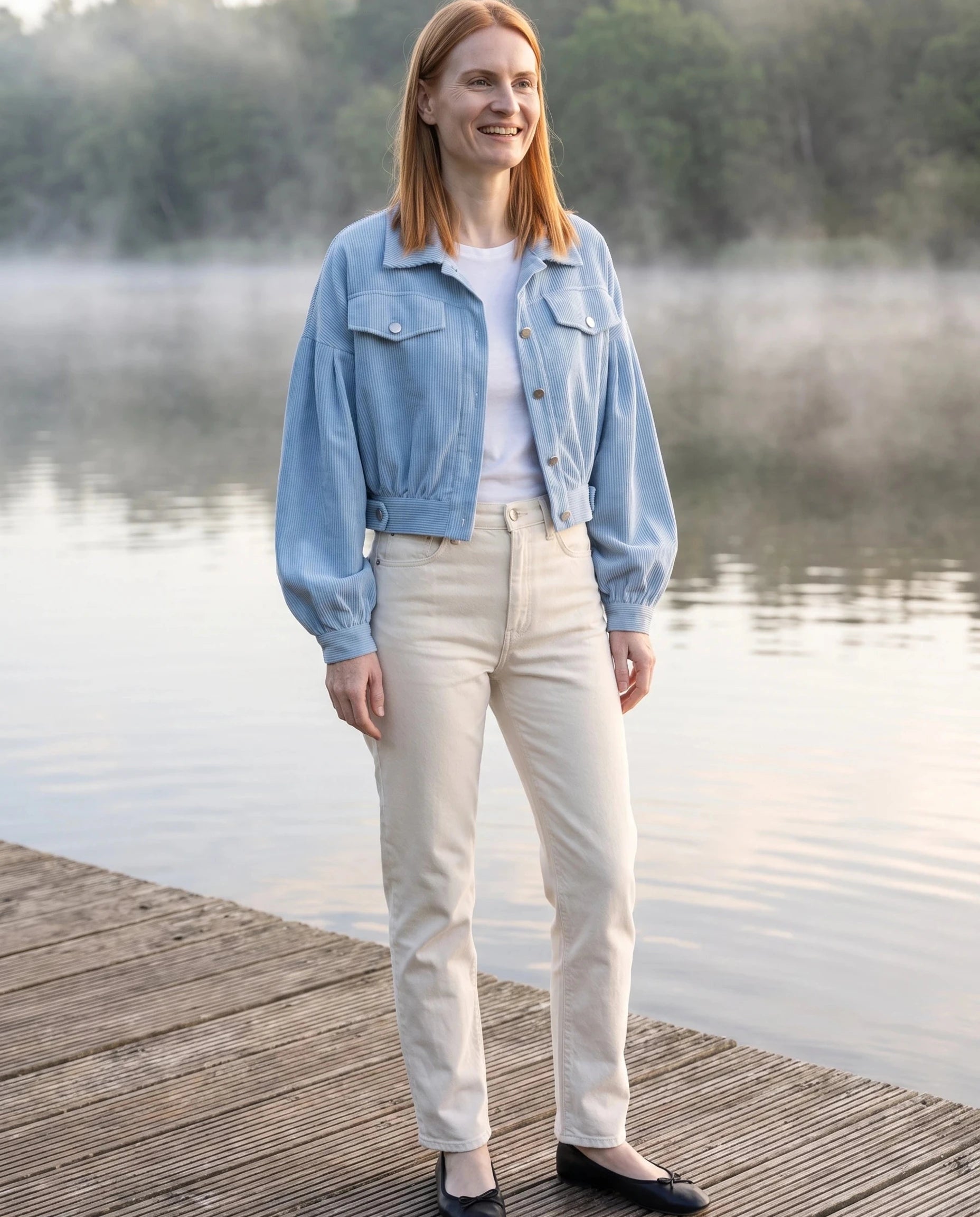 Veste en velours côtelé bleu ciel Yvette, portée sur un ponton au bord d'un lac