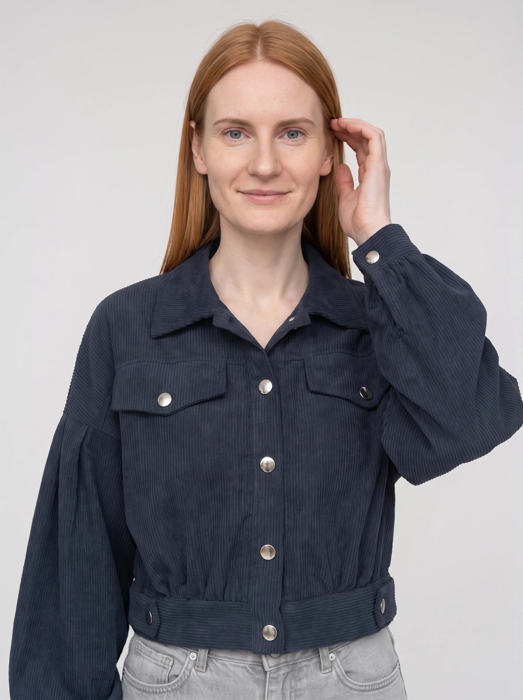 Veste courte en velours côtelé bleu marine Yvette, plan rapproché en studio