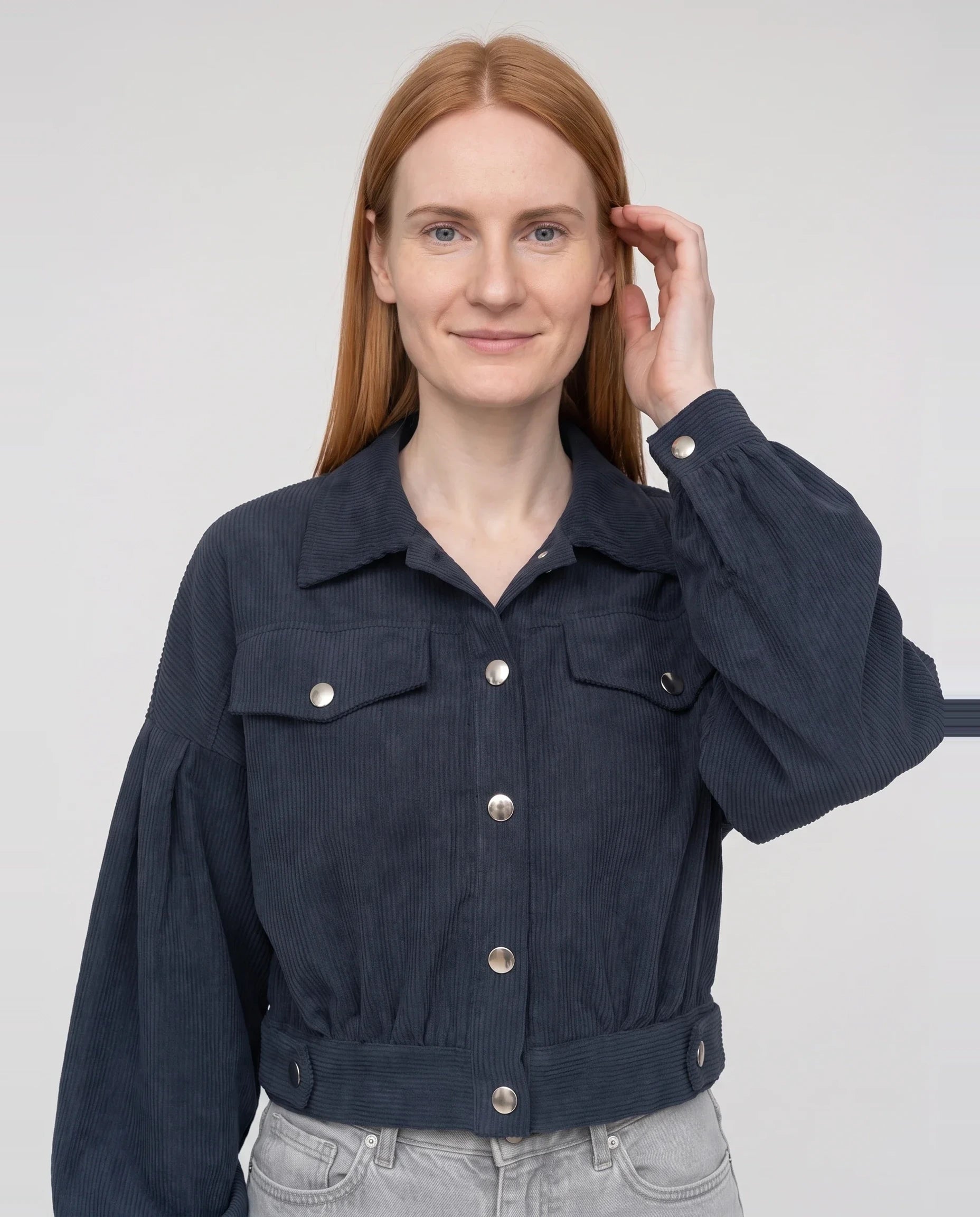 Veste courte en velours côtelé bleu marine Yvette, plan rapproché en studio
