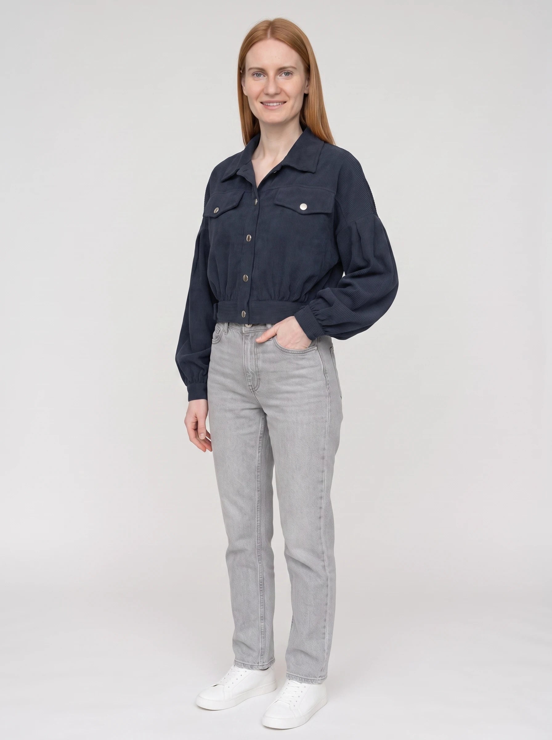 Veste courte en velours côtelé bleu marine Yvette, vue de trois quarts en studio