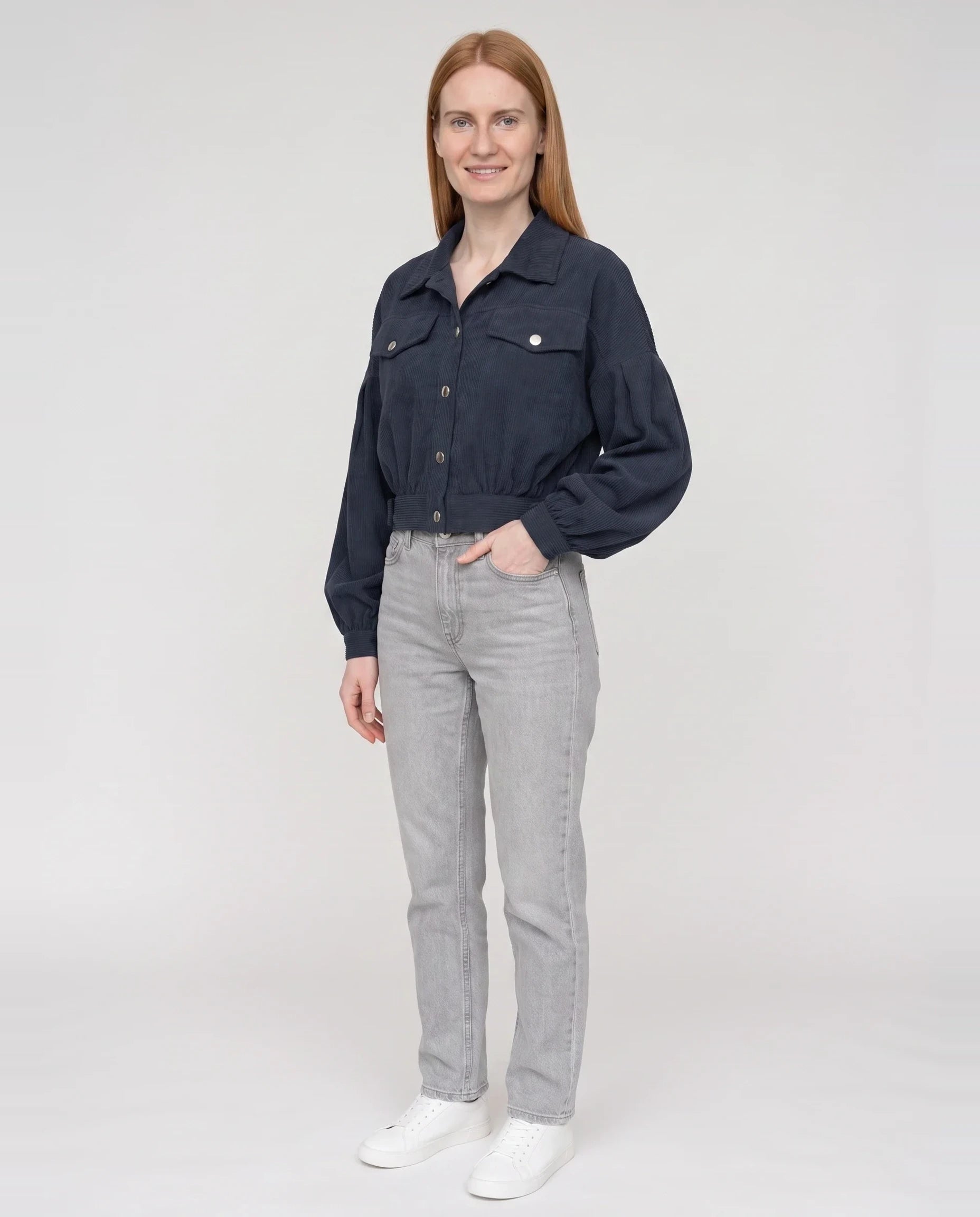 Veste courte en velours côtelé bleu marine Yvette, vue de trois quarts en studio