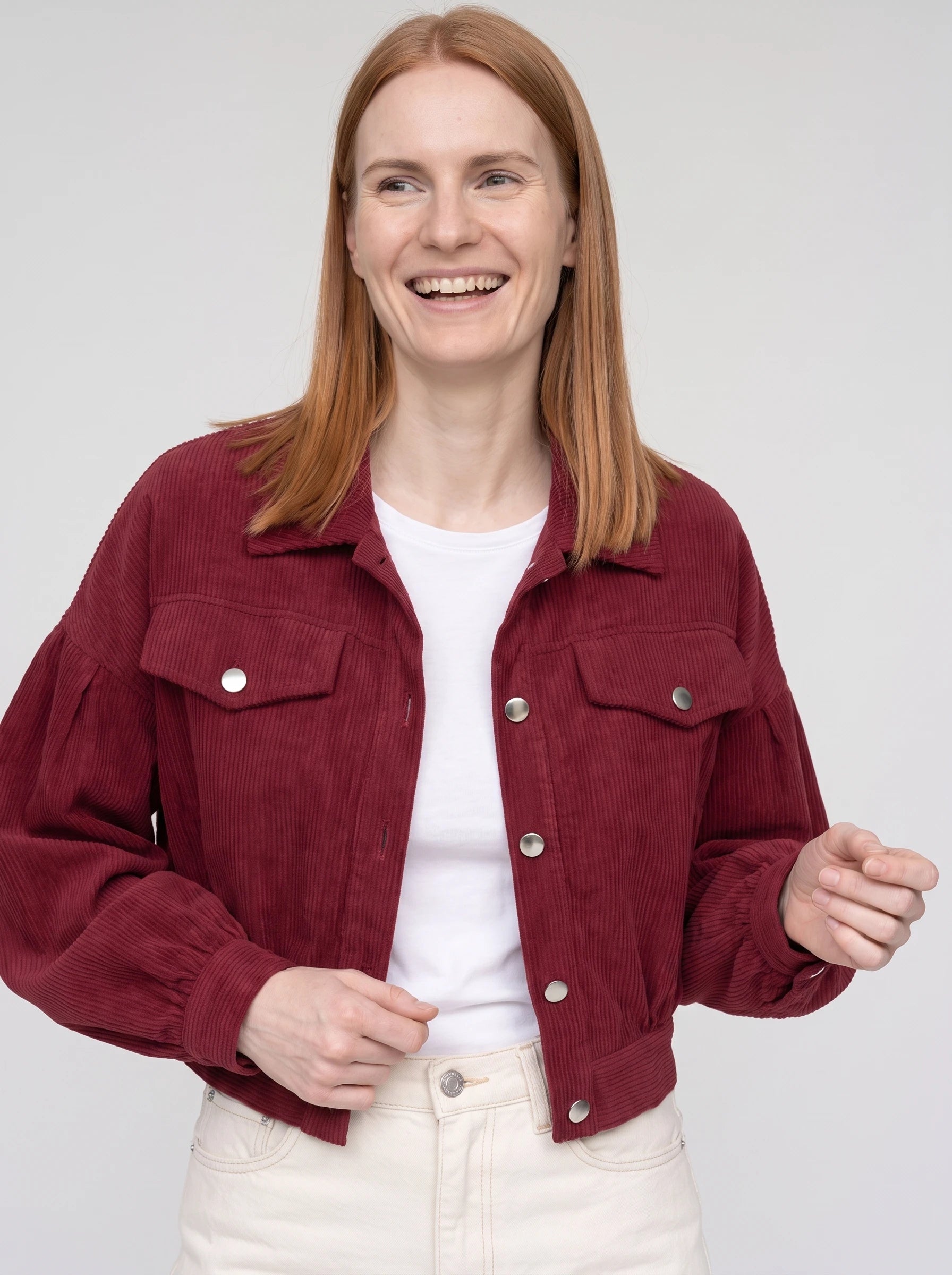 Veste courte en velours côtelé bordeaux Yvette, plan rapproché en studio