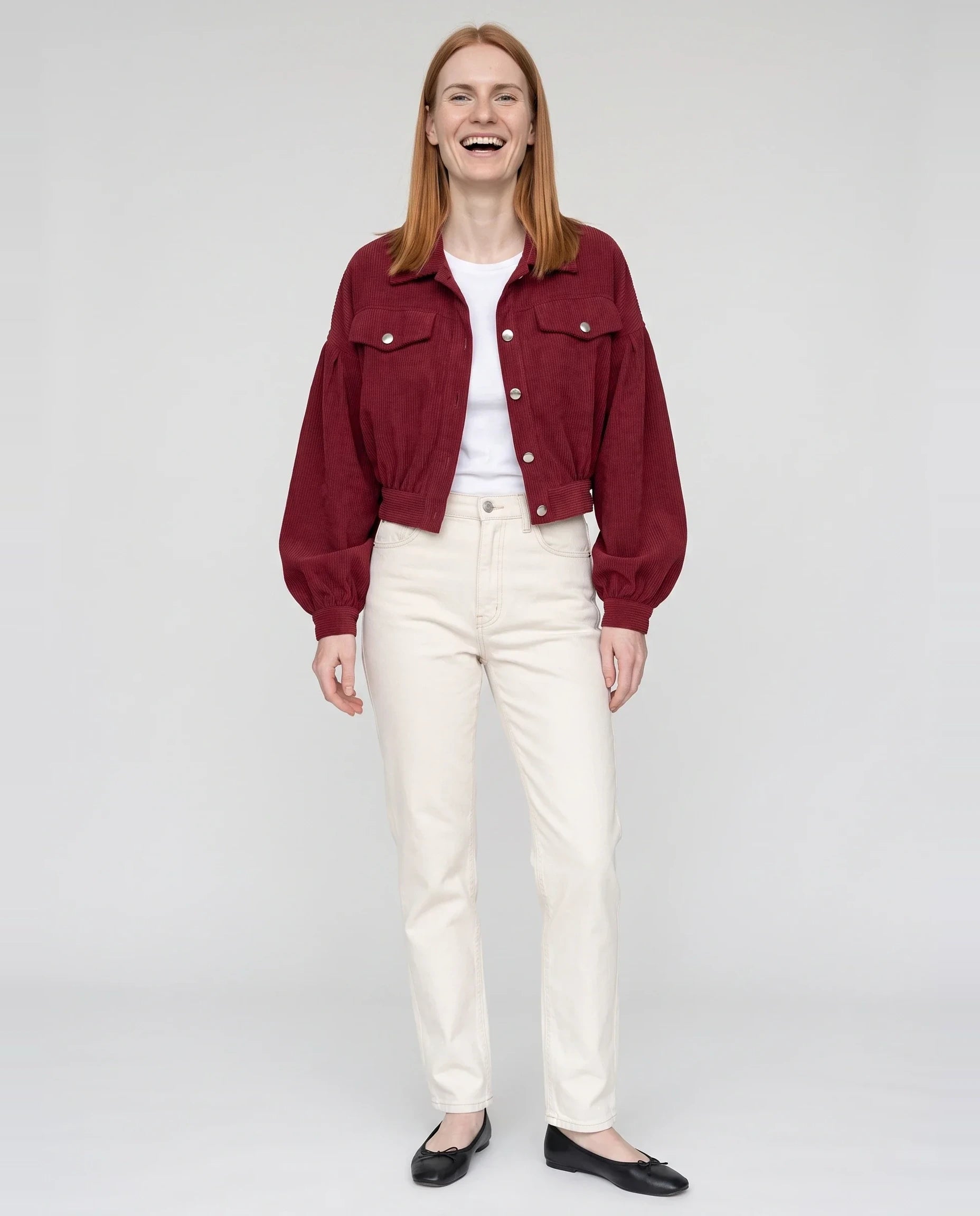 Veste courte en velours côtelé bordeaux Yvette, vue de face en studio