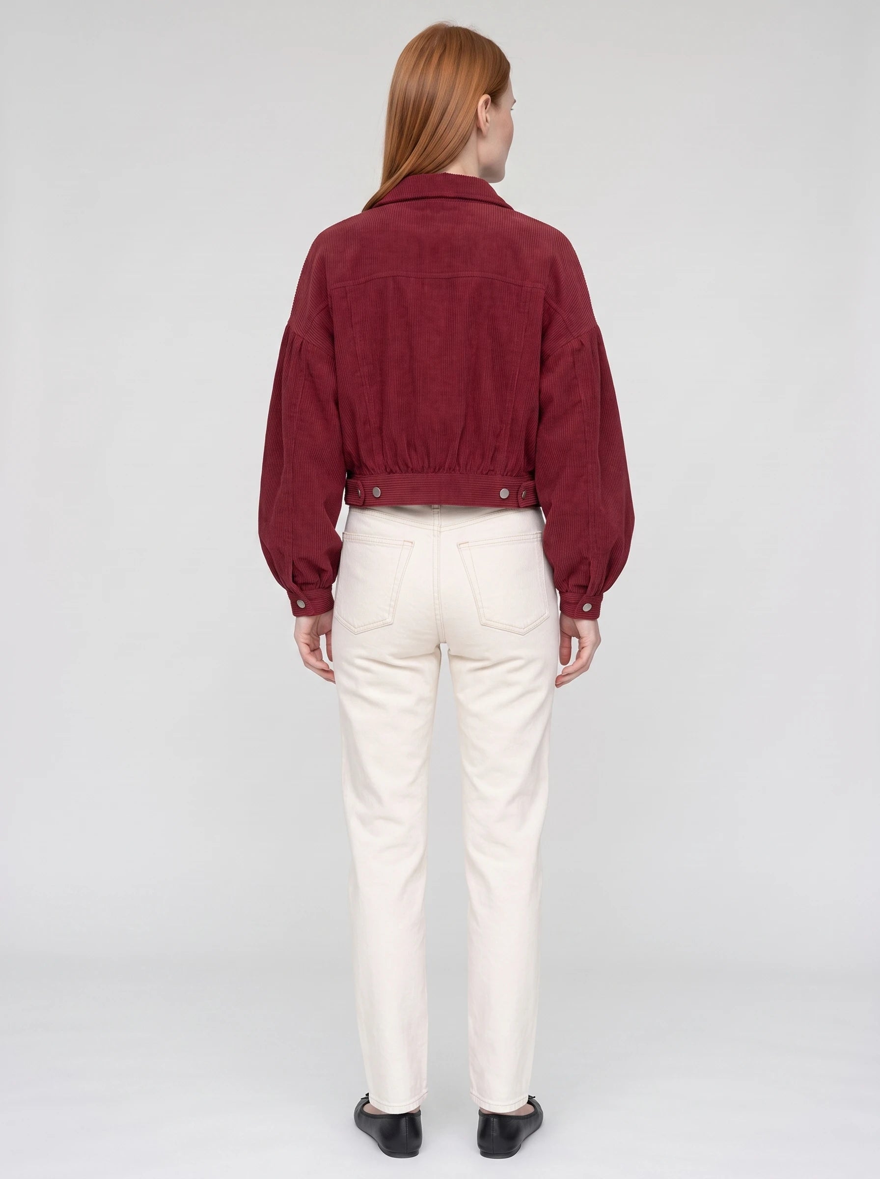 Veste courte en velours côtelé bordeaux Yvette, vue de dos en studio
