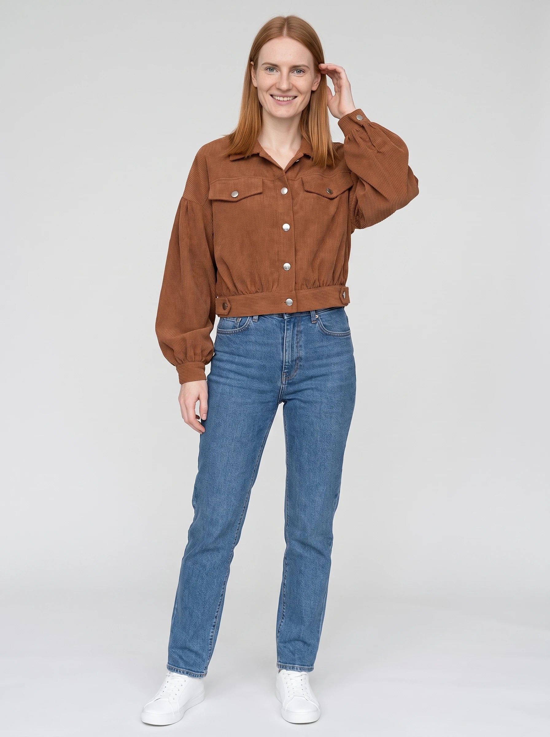 Veste courte en velours côtelé cannelle Yvette, vue de face en studio