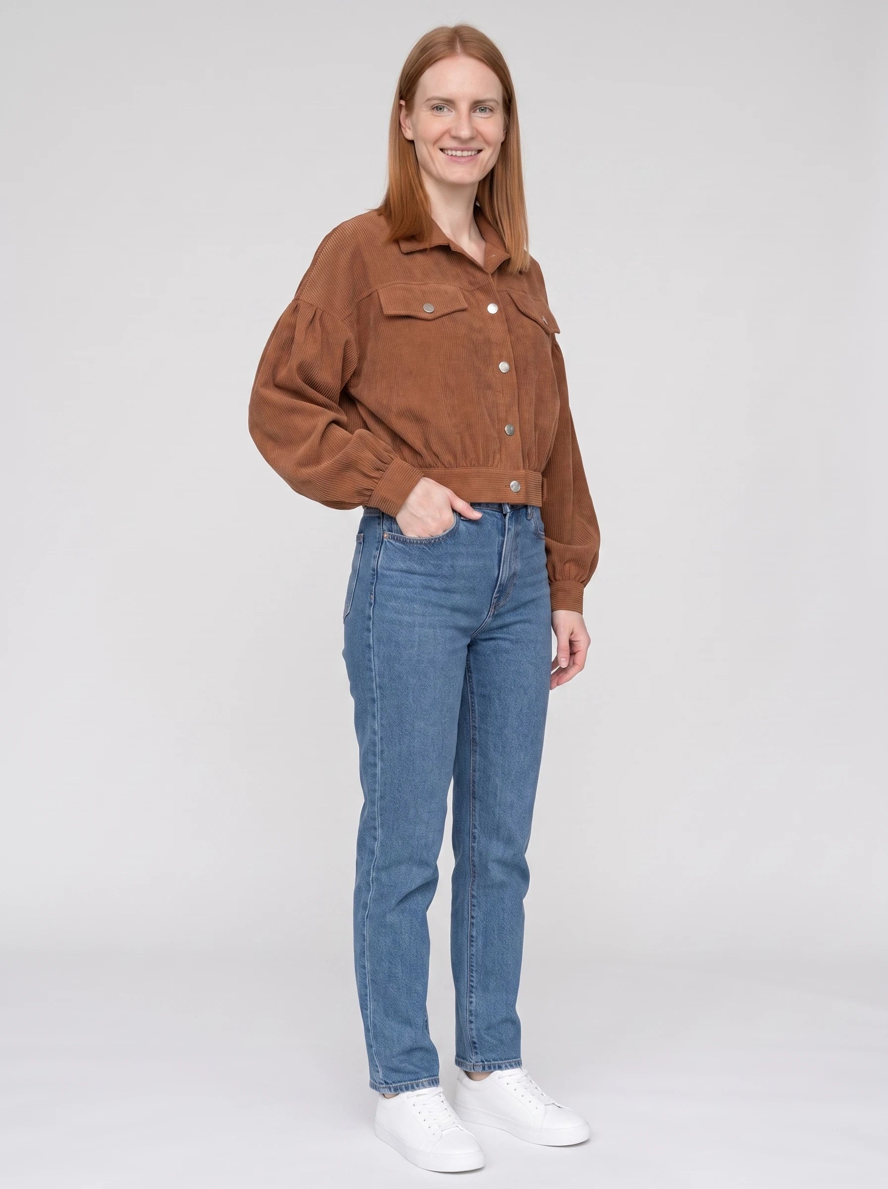 Veste courte en velours côtelé cannelle Yvette, vue de trois quarts en studio