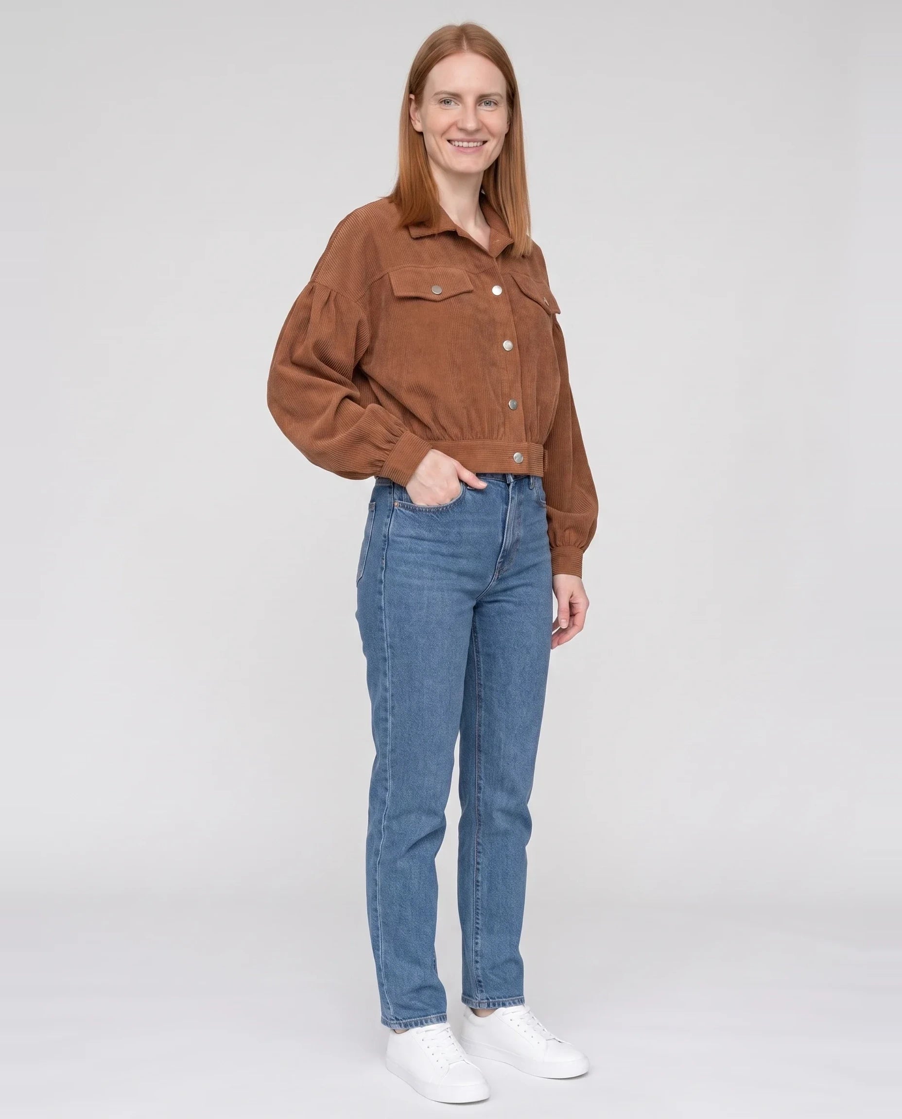 Veste courte en velours côtelé cannelle Yvette, vue de trois quarts en studio