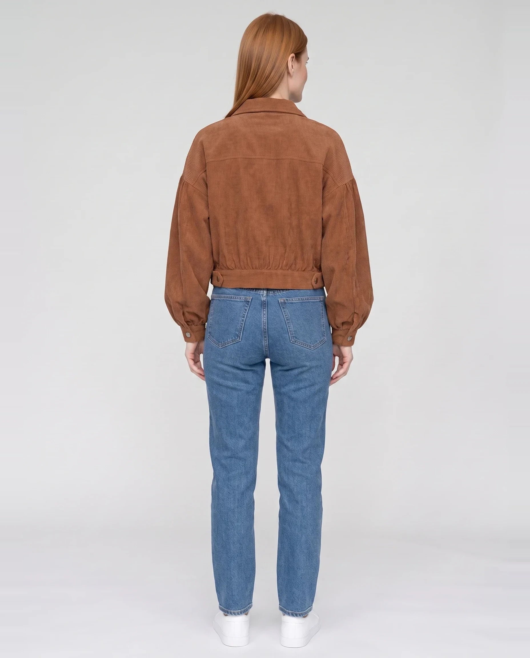 Veste courte en velours côtelé cannelle Yvette, vue de dos en studio
