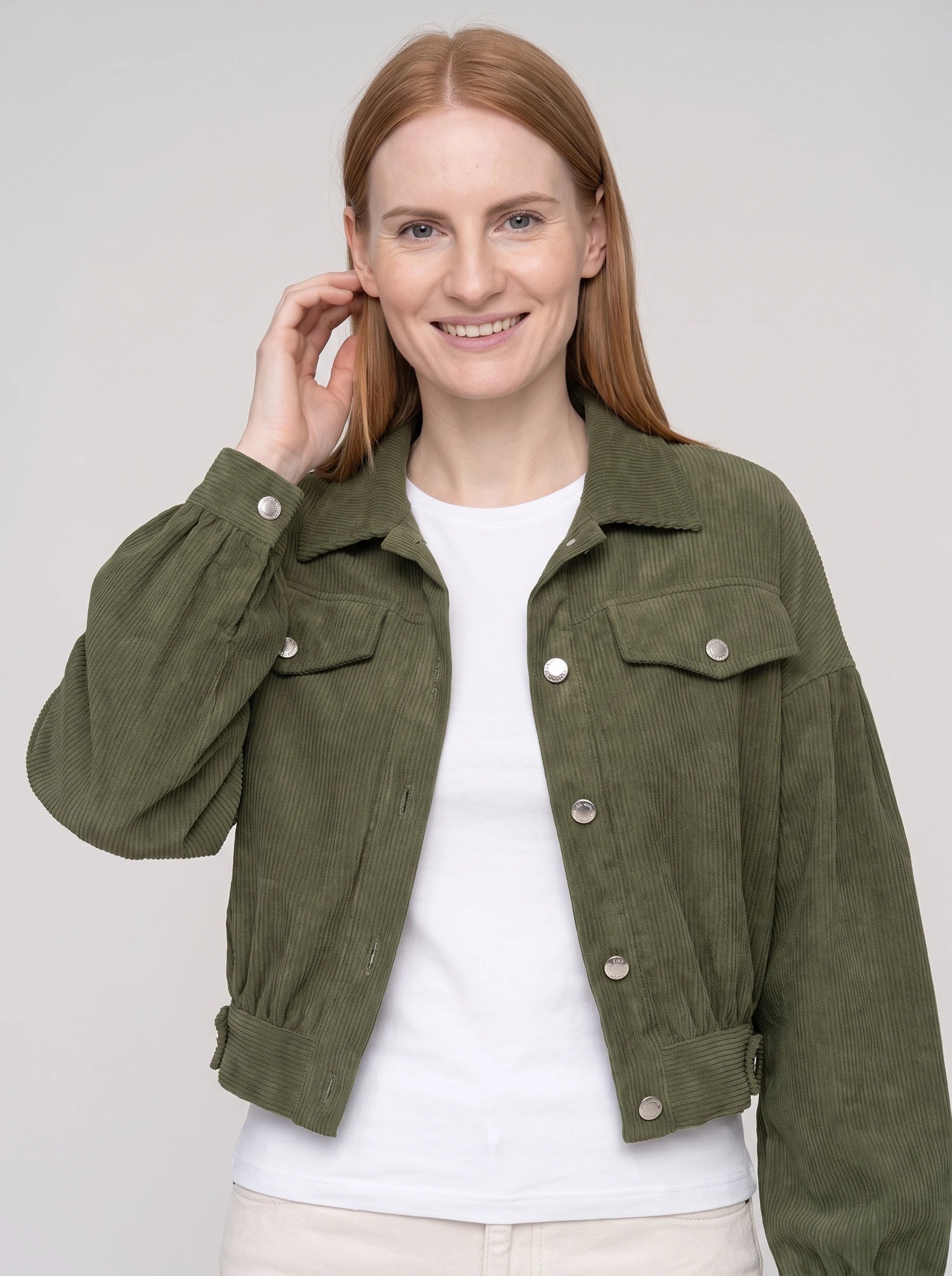 Veste courte en velours côtelé vert armée Yvette, plan rapproché en studio