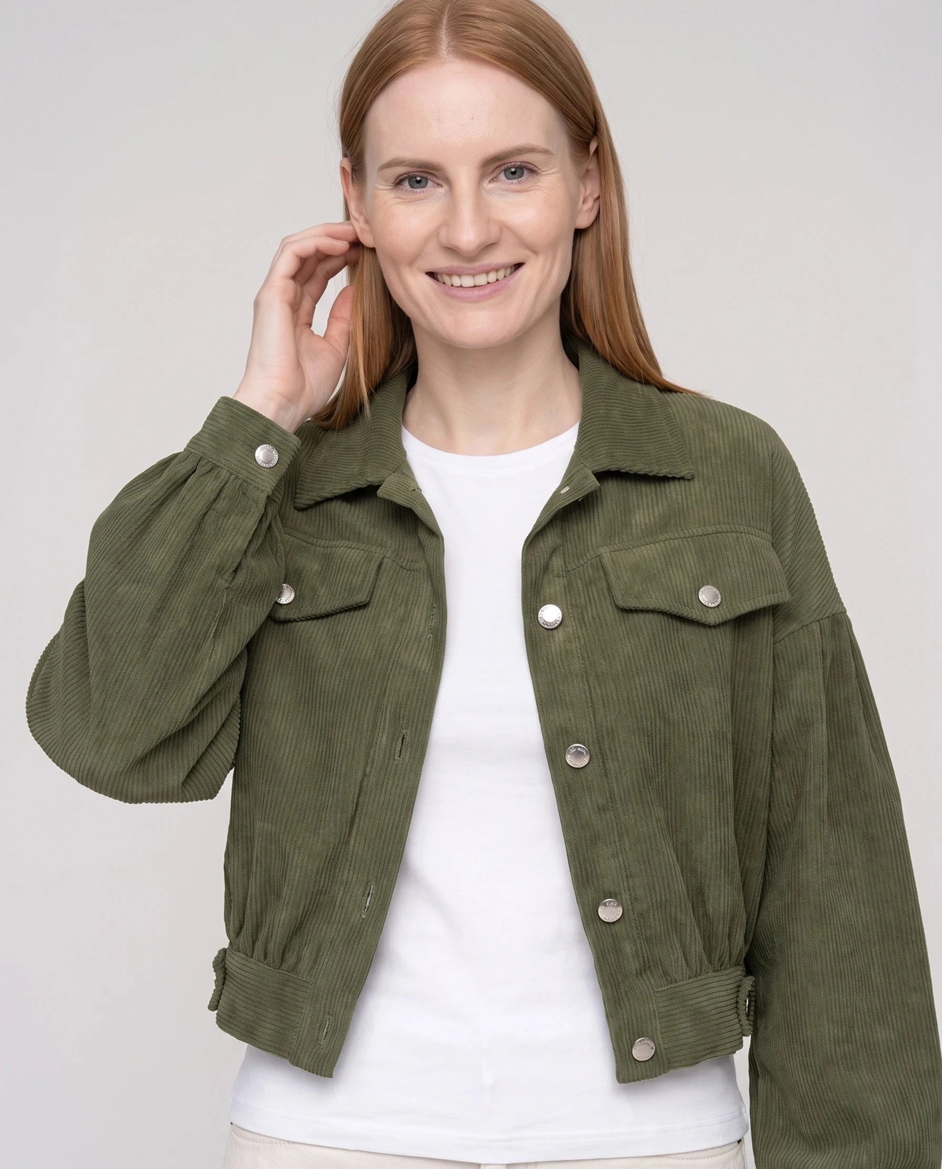 Veste courte en velours côtelé vert armée Yvette, plan rapproché en studio