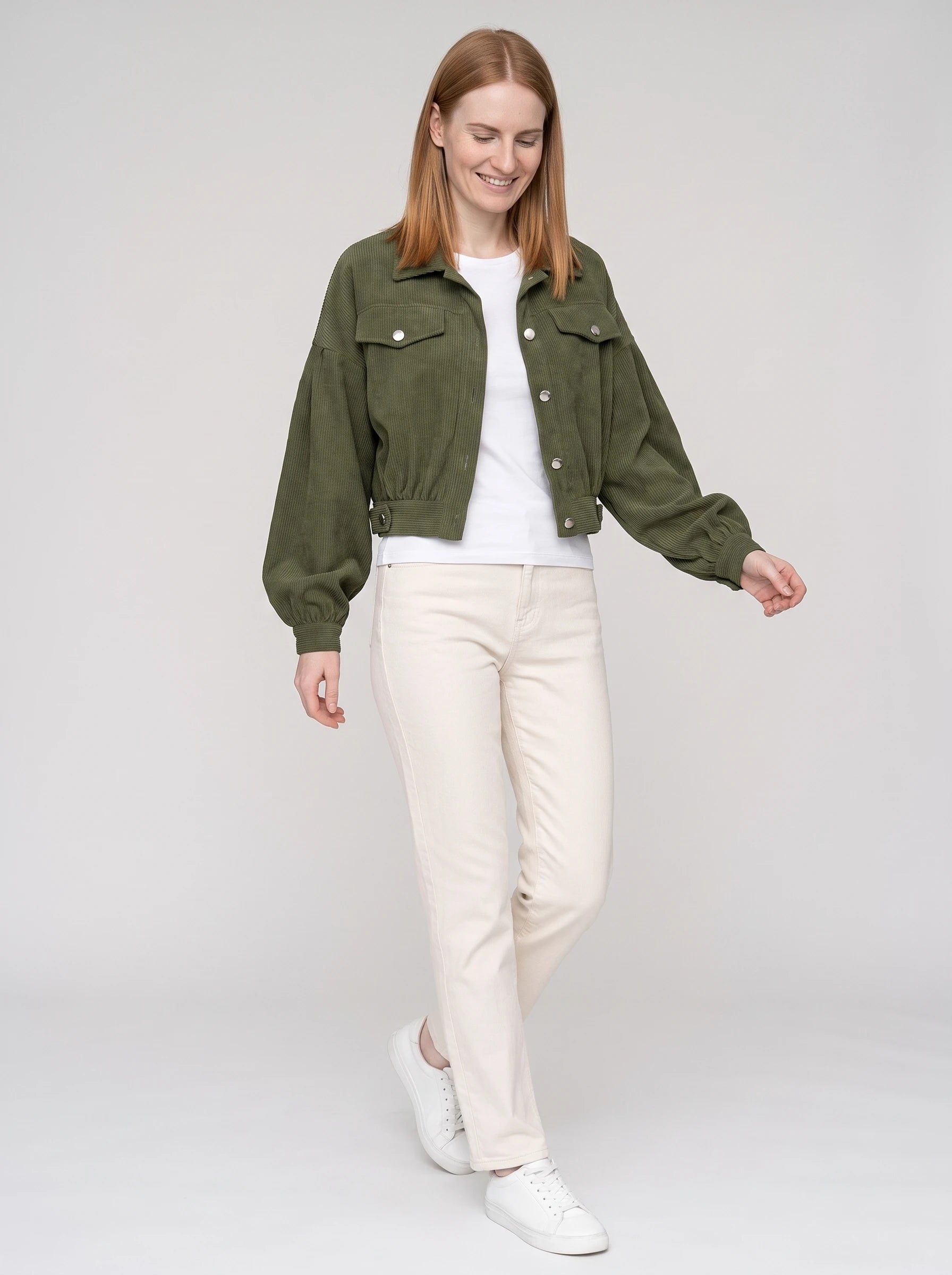 Veste courte en velours côtelé vert armée Yvette, vue de face en studio