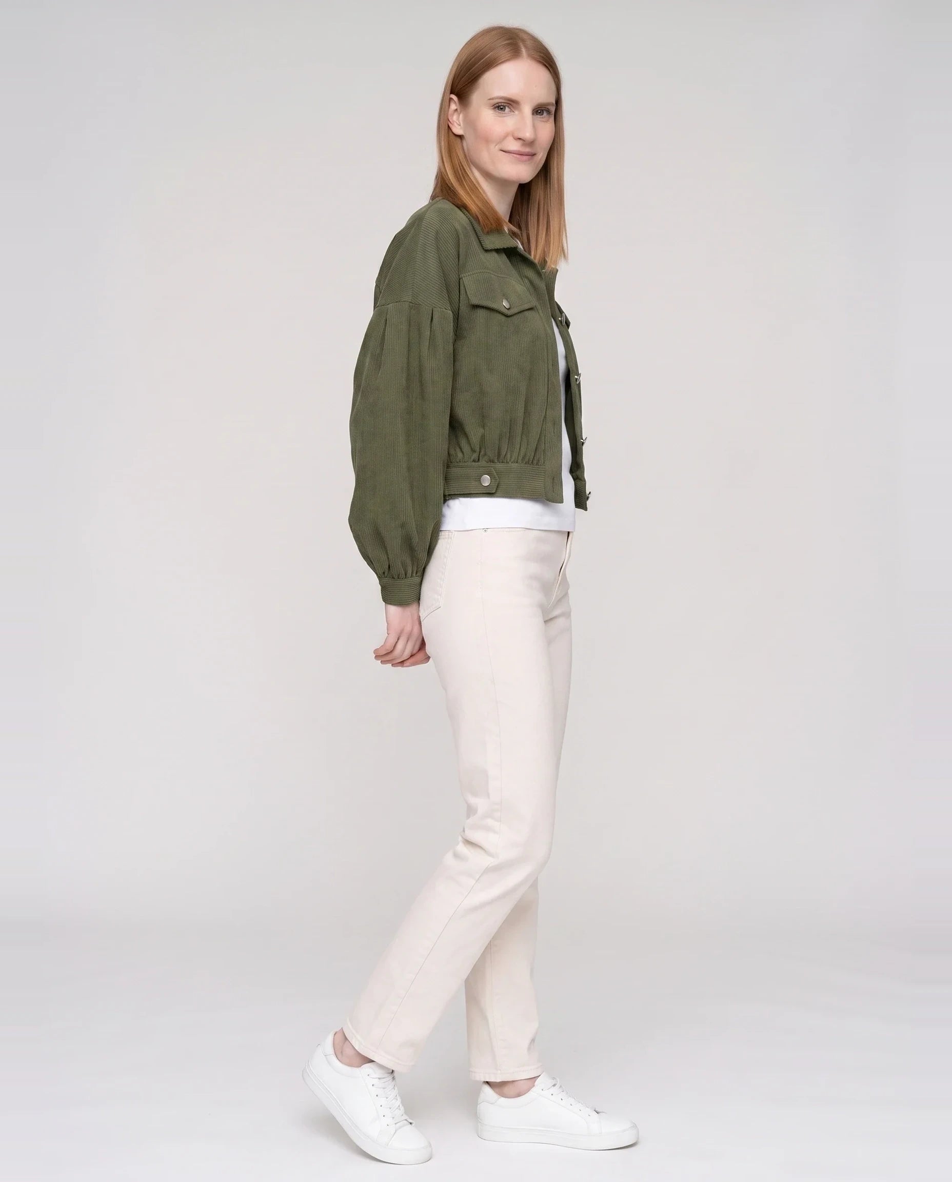 Veste courte en velours côtelé vert armée Yvette, vue de trois quarts en studio