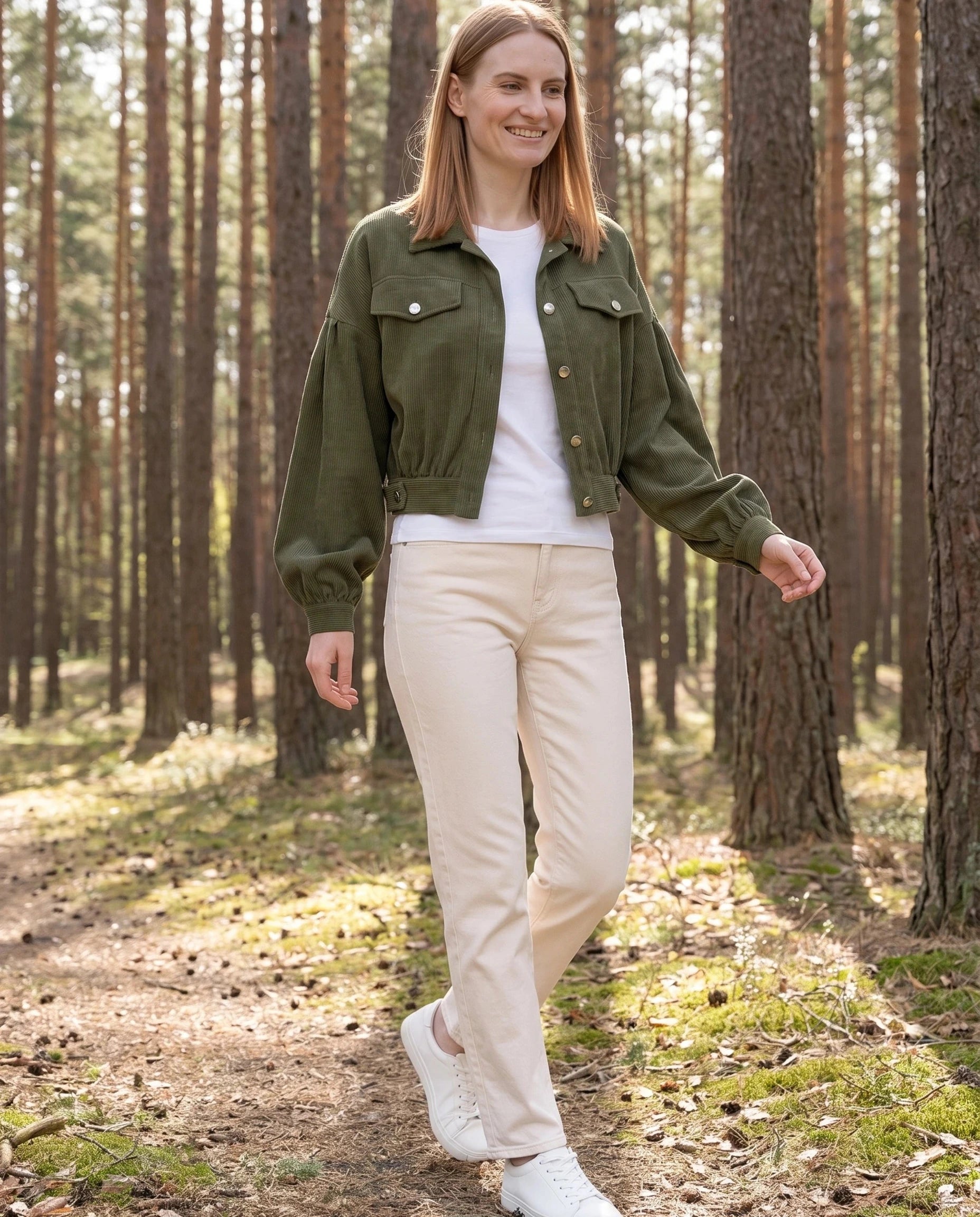 Veste en velours côtelé vert armée Yvette, portée dans une forêt de pins clairsemée