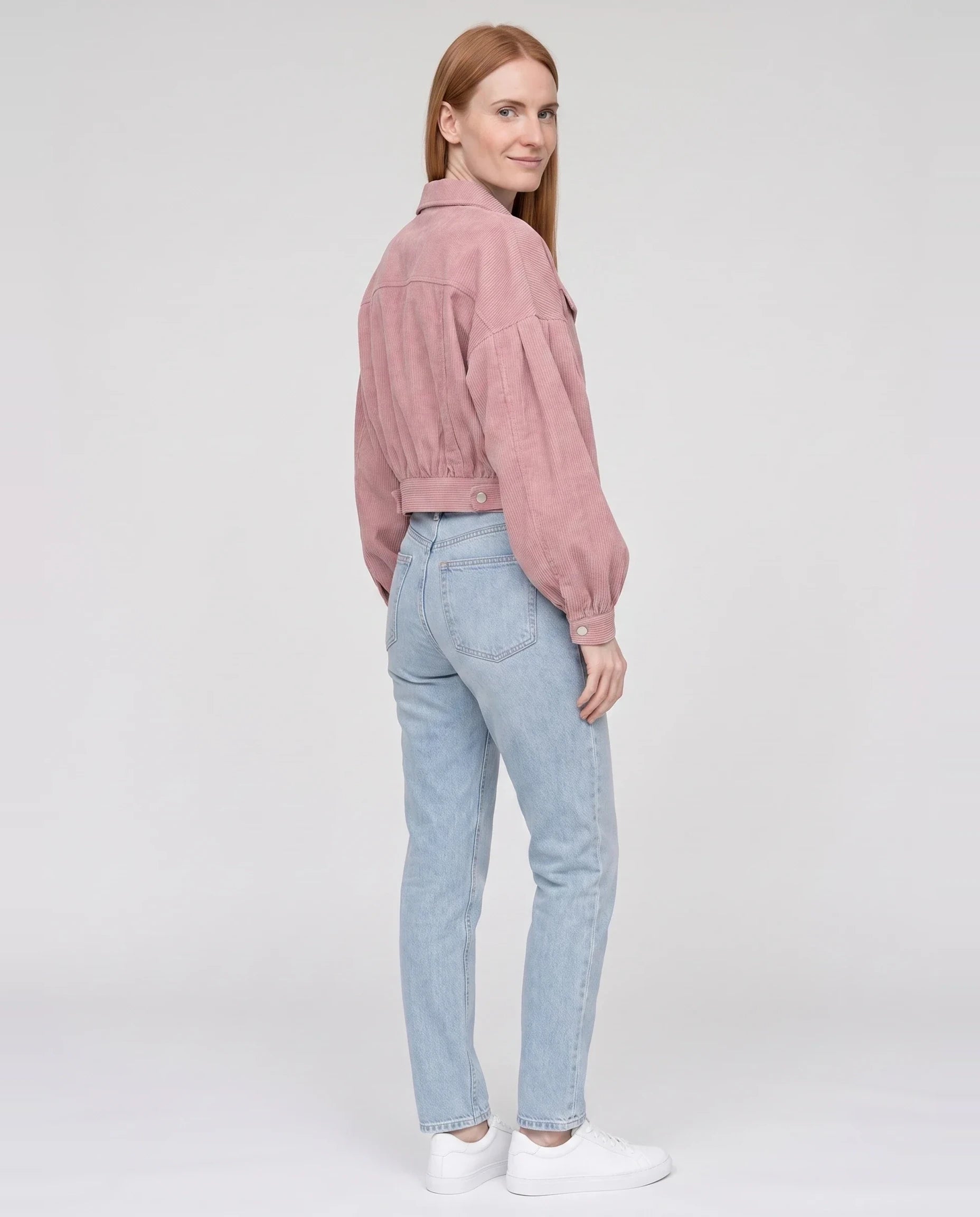 Veste courte en velours côtelé vieux rose Yvette, vue de trois quarts en studio