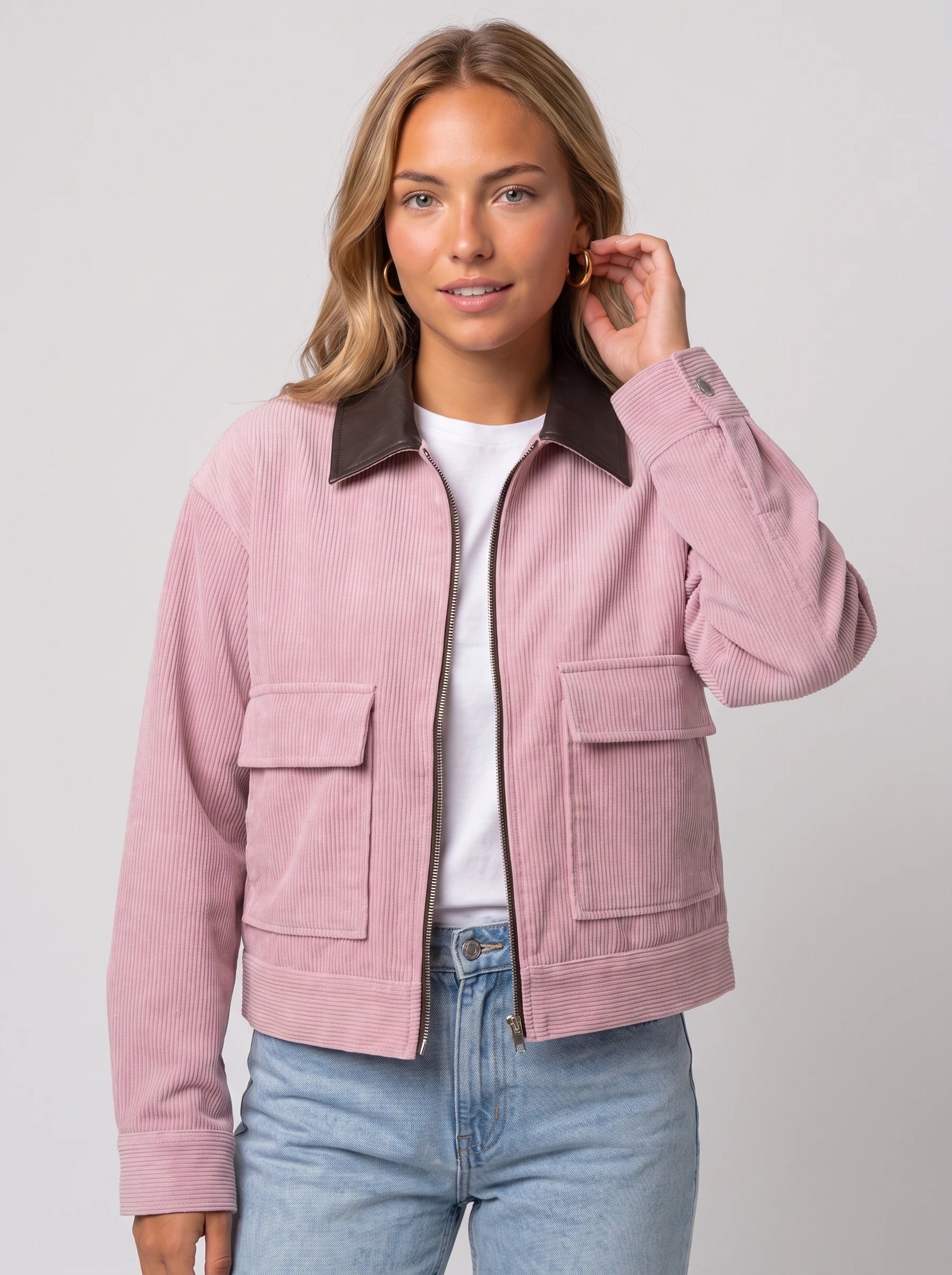Veste courte zippée en velours côtelé rose poudré Célie, plan rapproché en studio