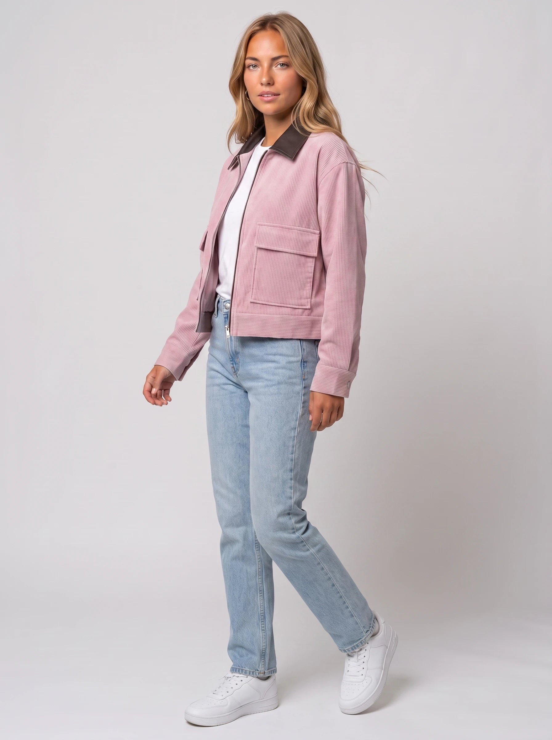 Veste courte zippée en velours côtelé rose poudré Célie, vue de trois quarts en studio