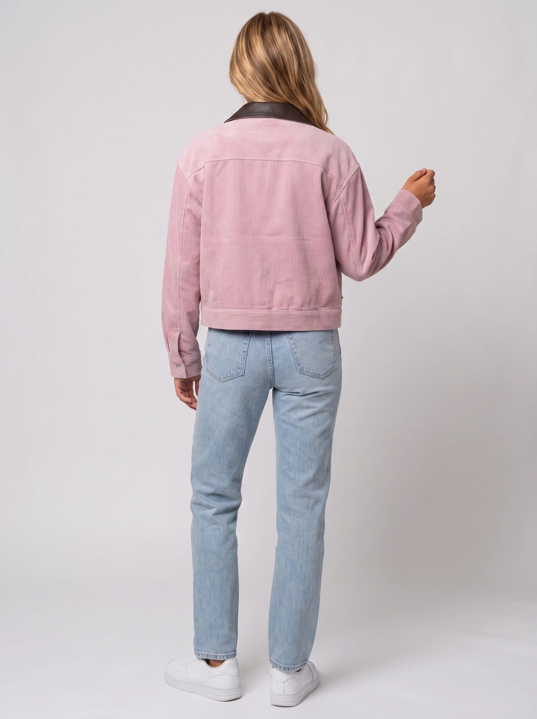Veste courte zippée en velours côtelé rose poudré Célie, vue de dos en studio