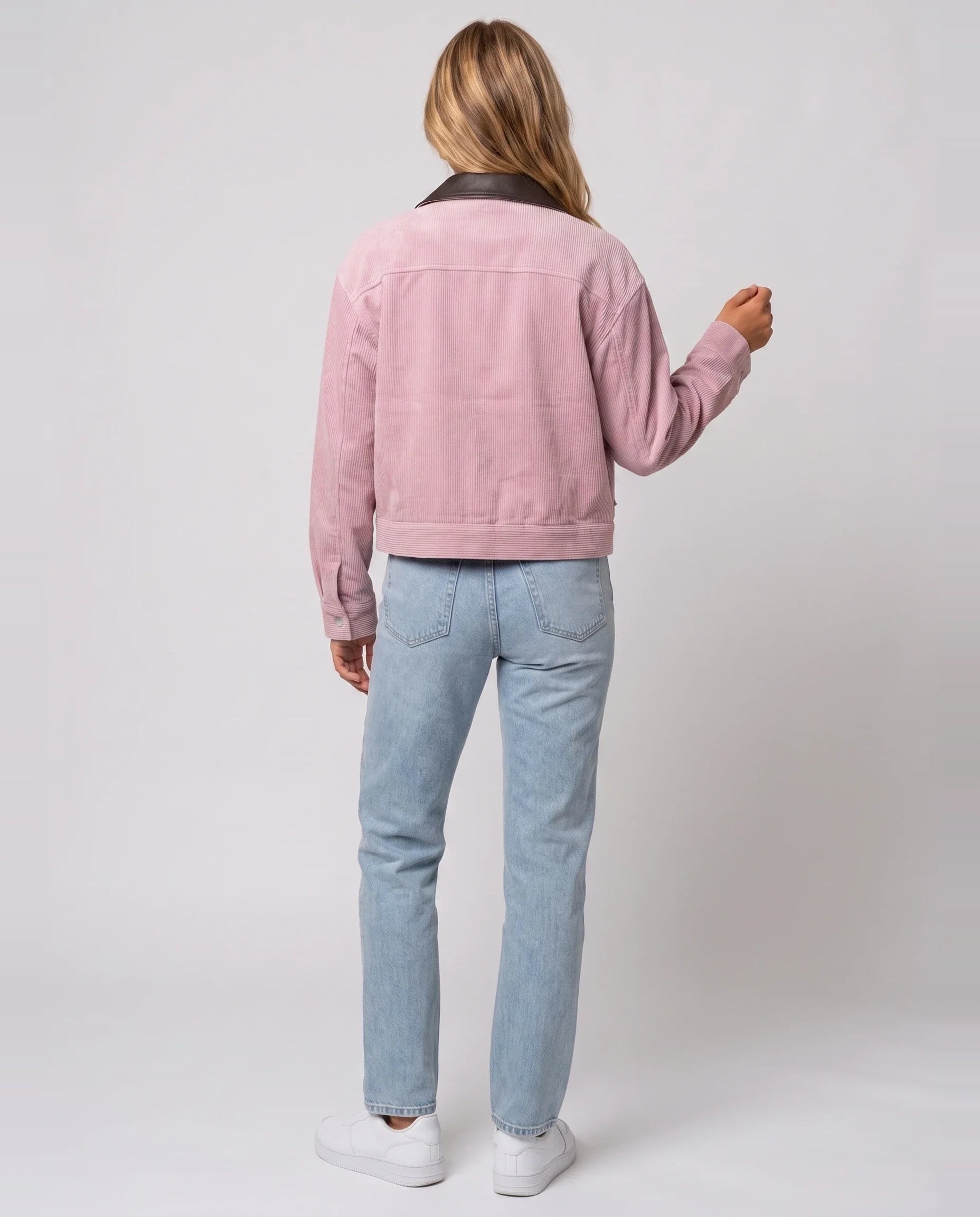 Veste courte zippée en velours côtelé rose poudré Célie, vue de dos en studio