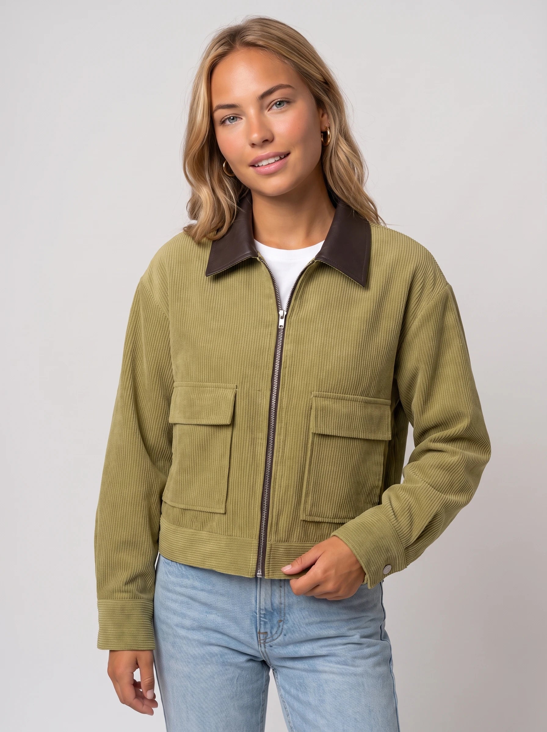 Veste courte zippée en velours côtelé vert olive Célie, plan rapproché en studio