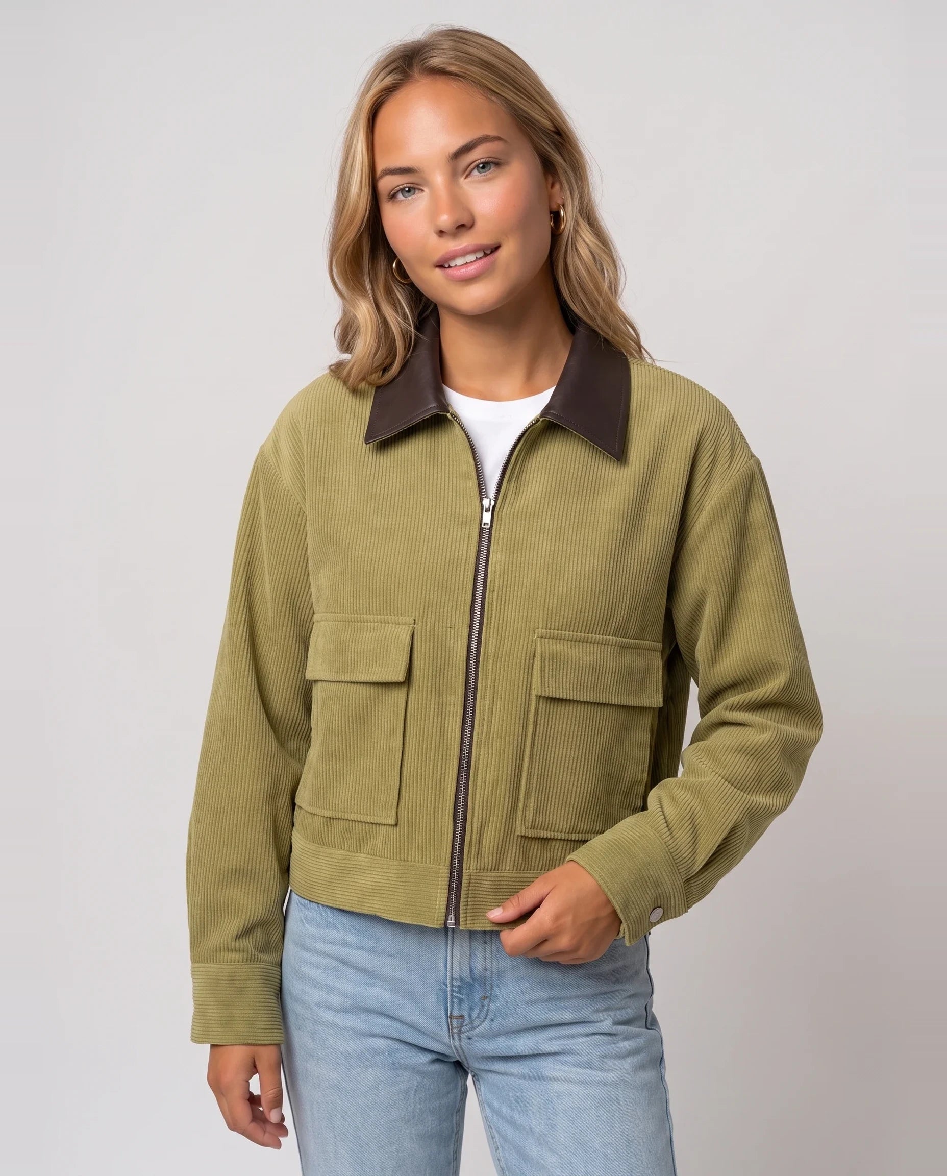 Veste courte zippée en velours côtelé vert olive Célie, plan rapproché en studio