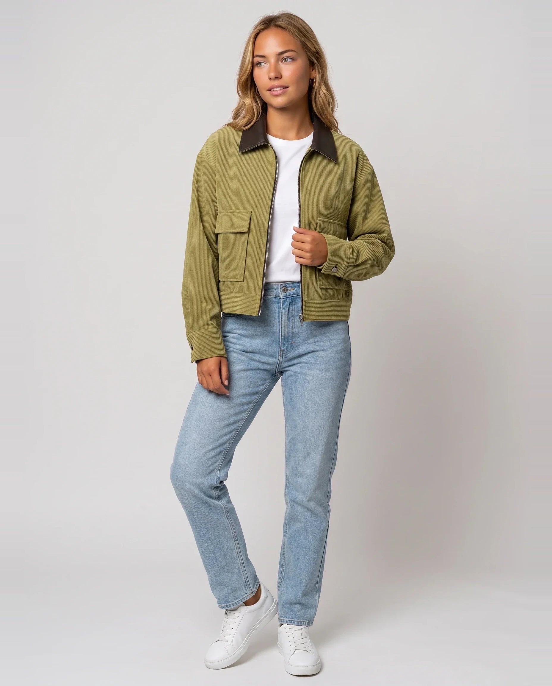 Veste courte zippée en velours côtelé vert olive Célie, vue de face en studio