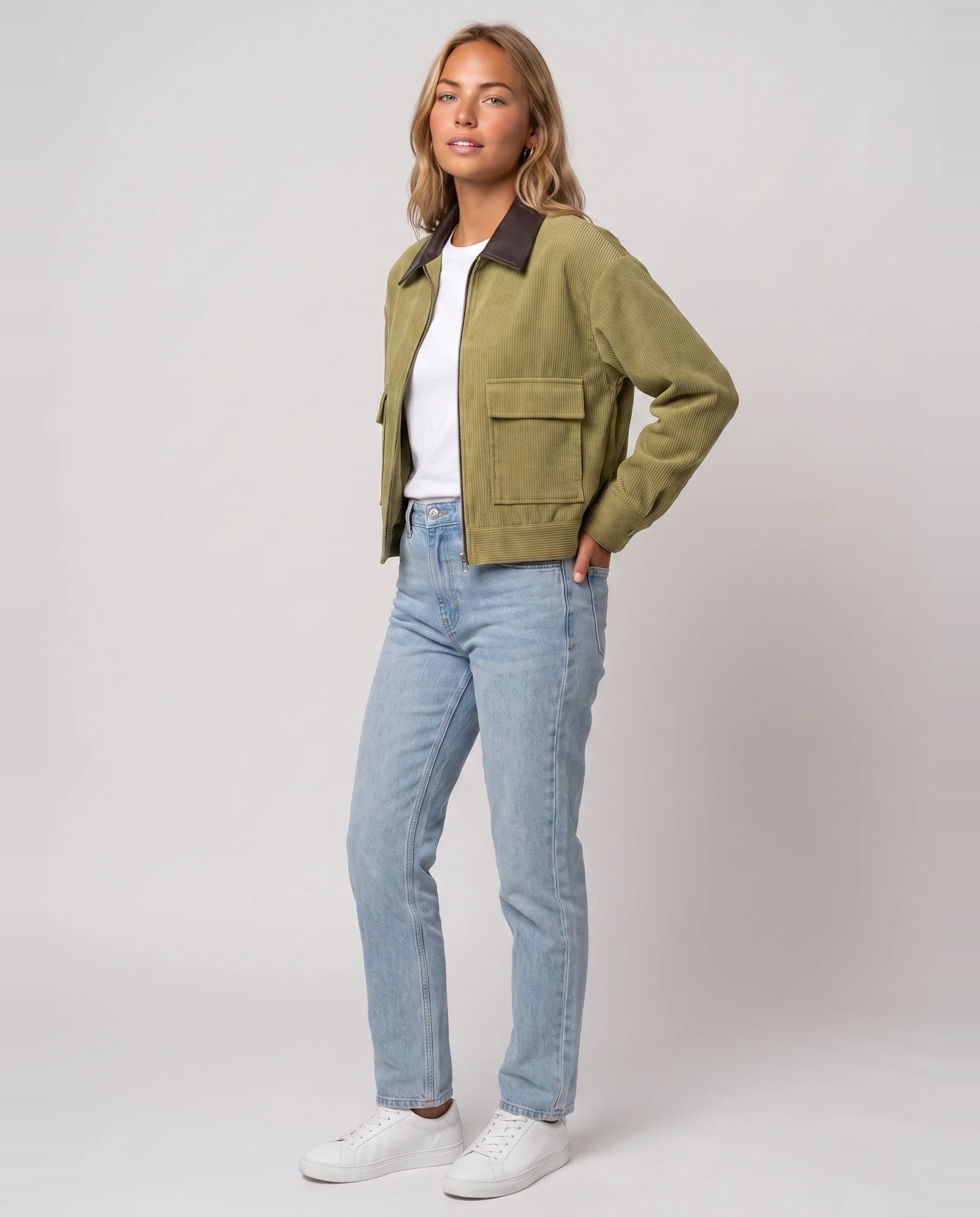 Veste courte zippée en velours côtelé vert olive Célie, vue de trois quarts en studio