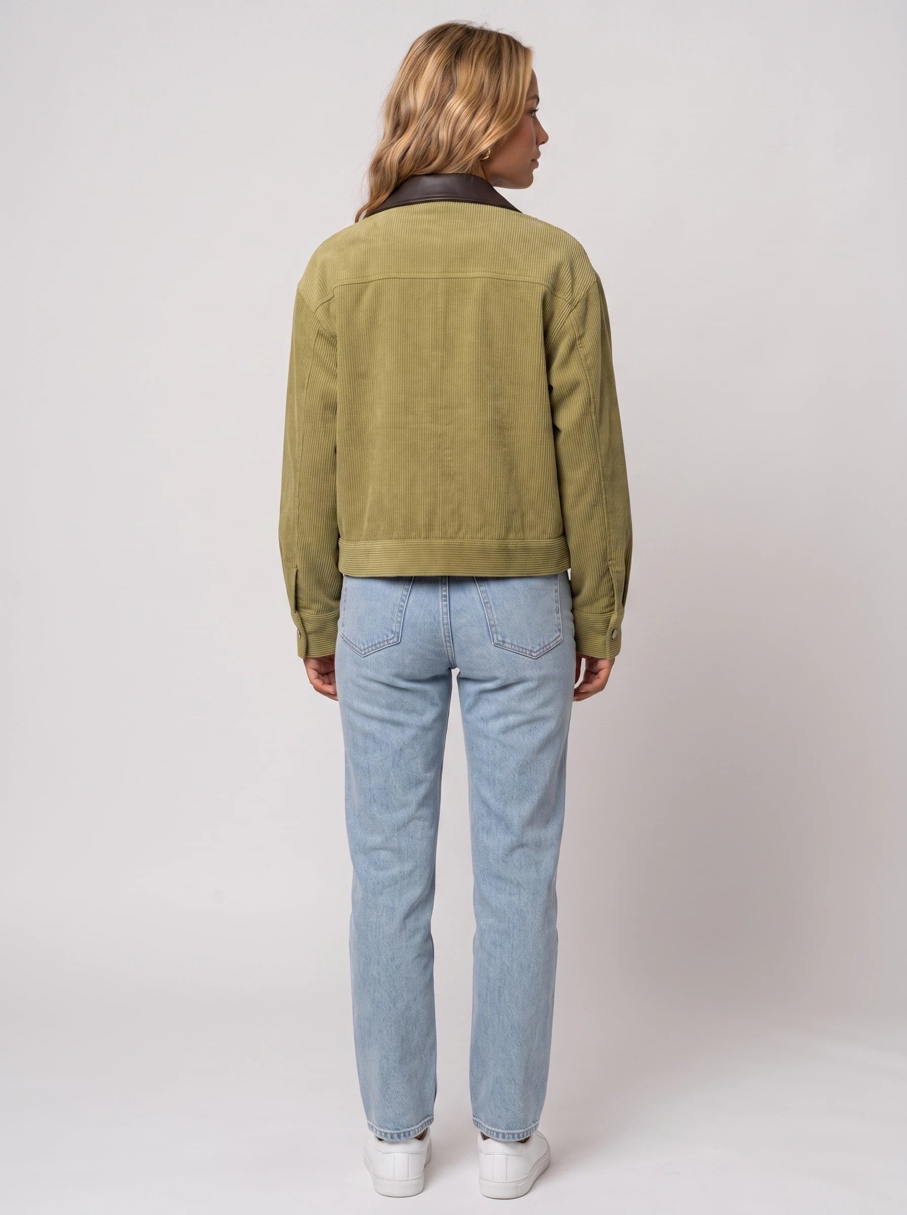 Veste courte zippée en velours côtelé vert olive Célie, vue de dos en studio
