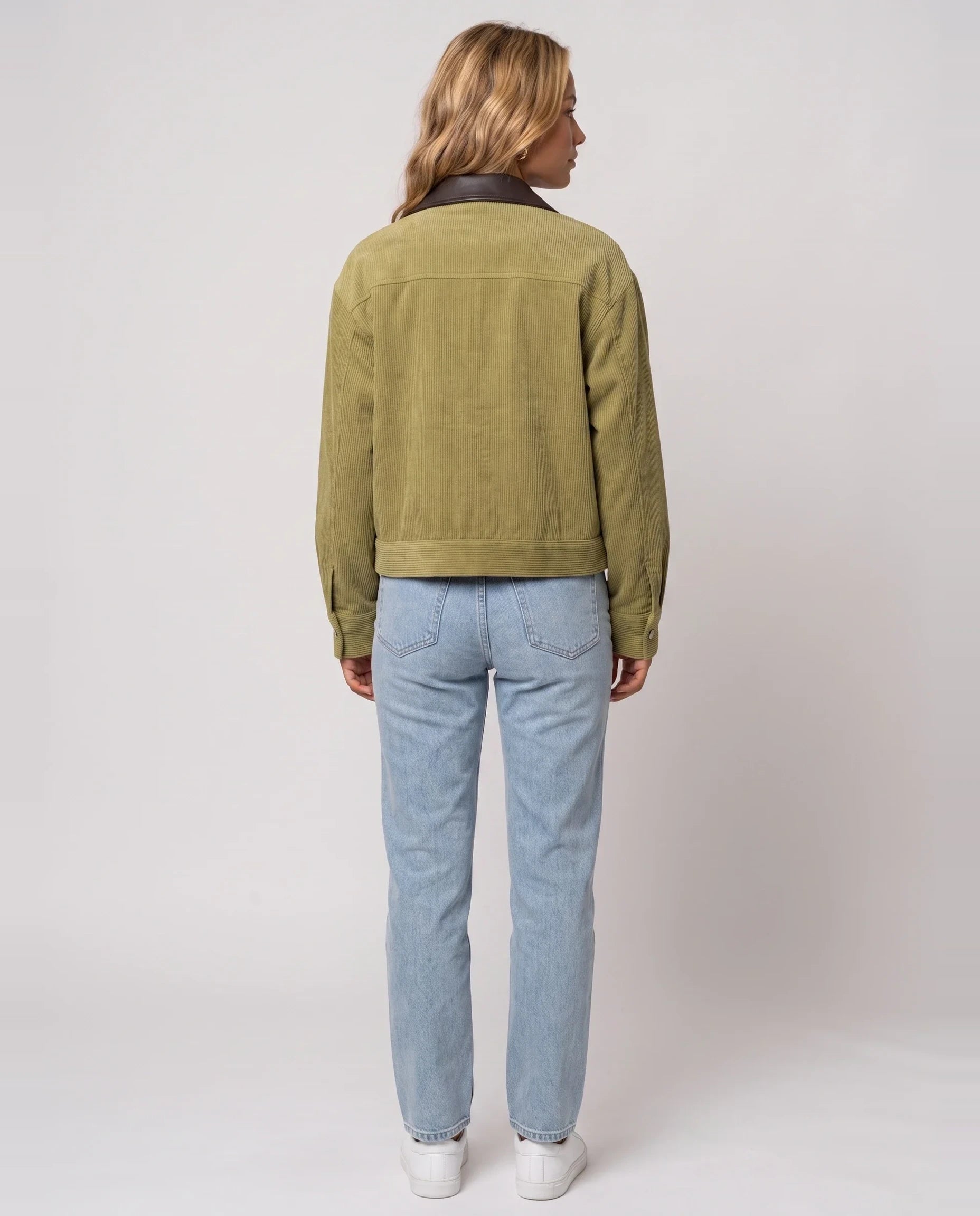 Veste courte zippée en velours côtelé vert olive Célie, vue de dos en studio