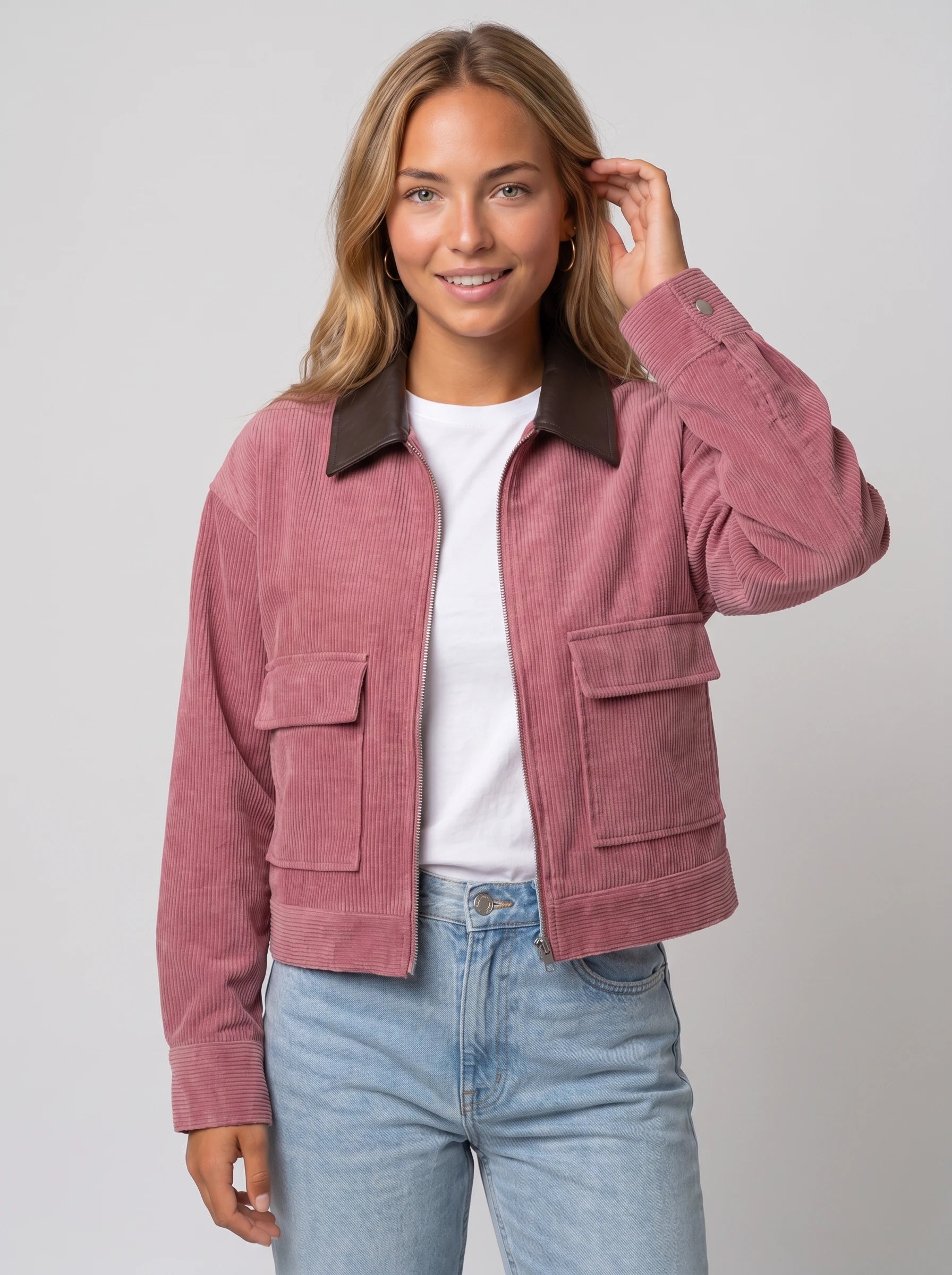 Veste courte zippée en velours côtelé vieux rose Célie, plan rapproché en studio