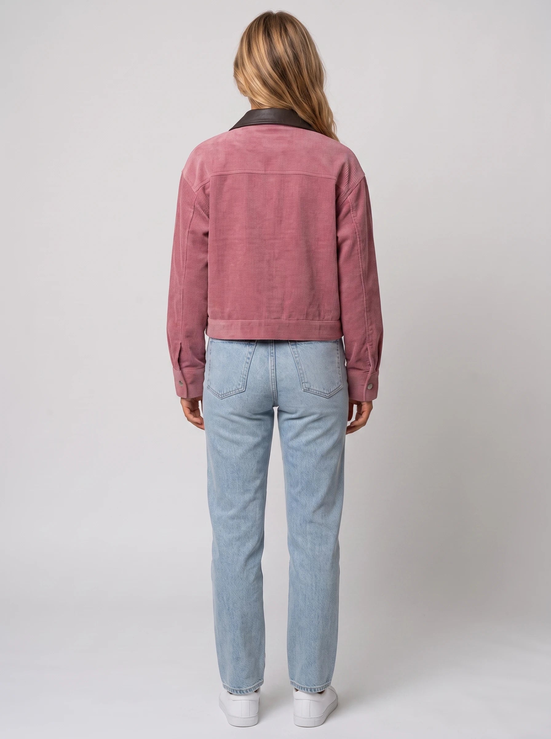 Veste courte zippée en velours côtelé vieux rose Célie, vue de dos en studio