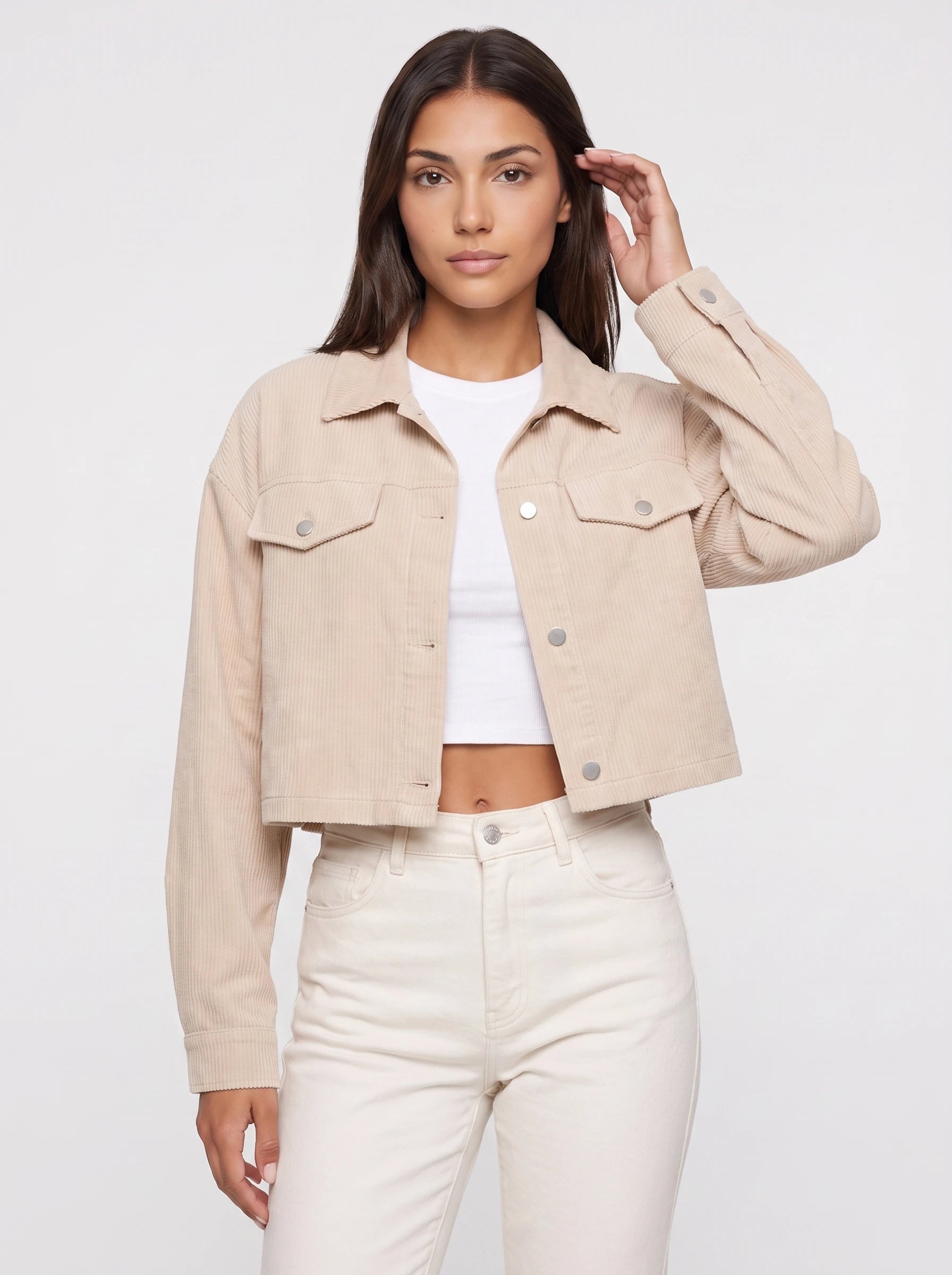 Veste courte en velours côtelé Y2K beige clair Gertrude, plan rapproché en studio