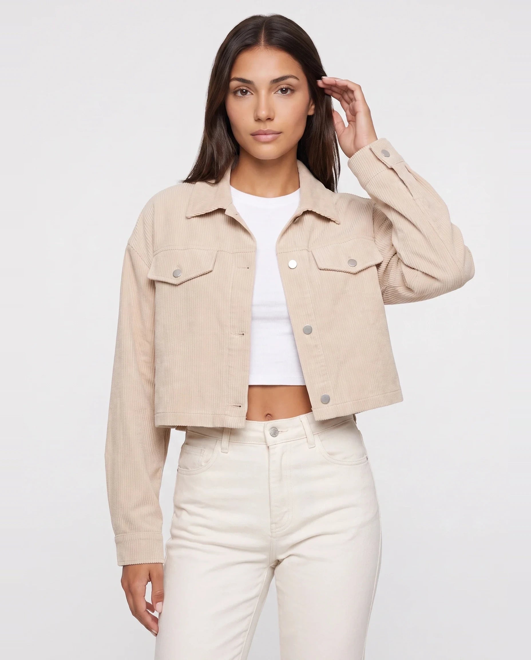 Veste courte en velours côtelé Y2K beige clair Gertrude, plan rapproché en studio