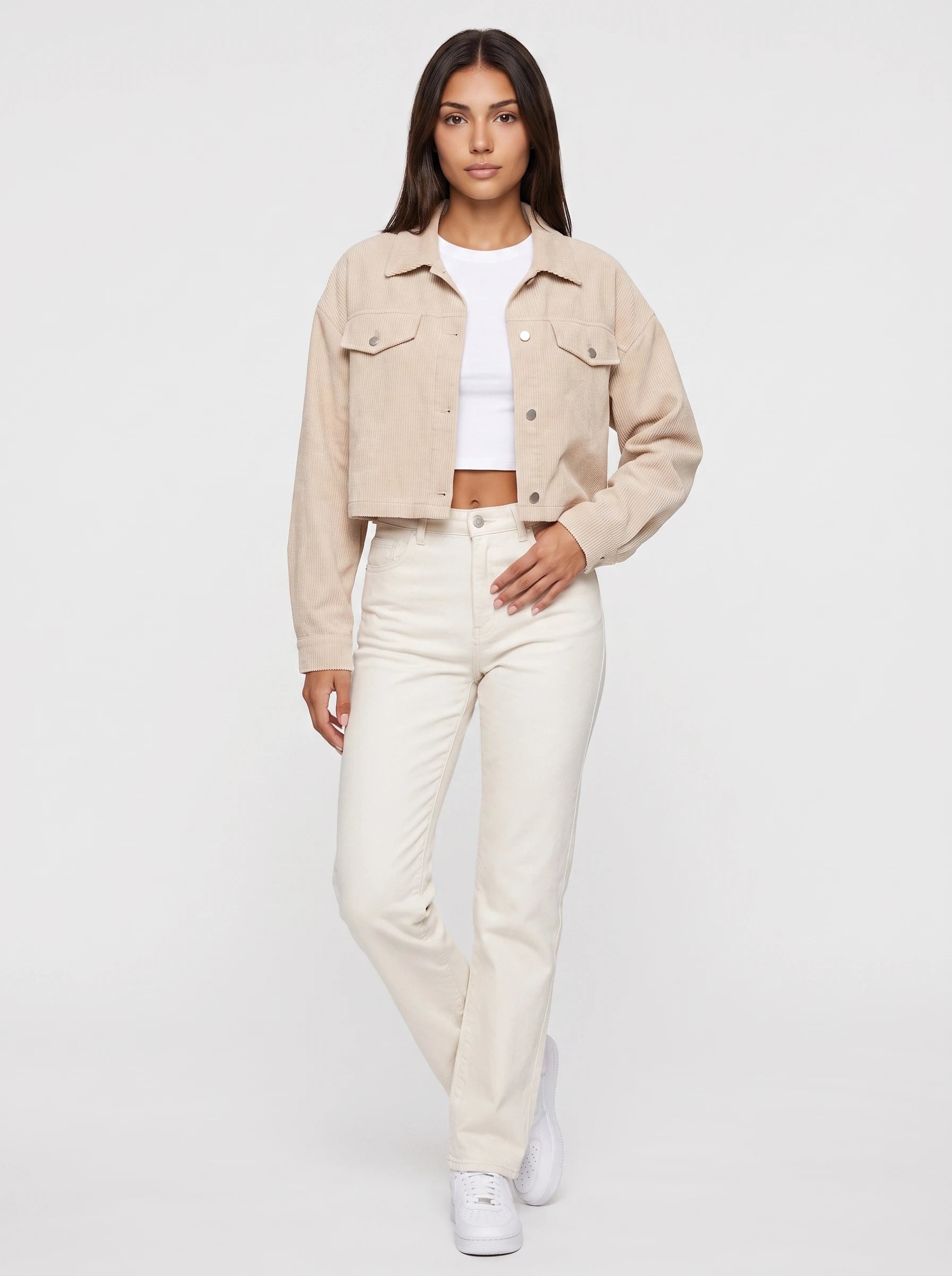 Veste courte en velours côtelé Y2K beige clair Gertrude, vue de face en studio