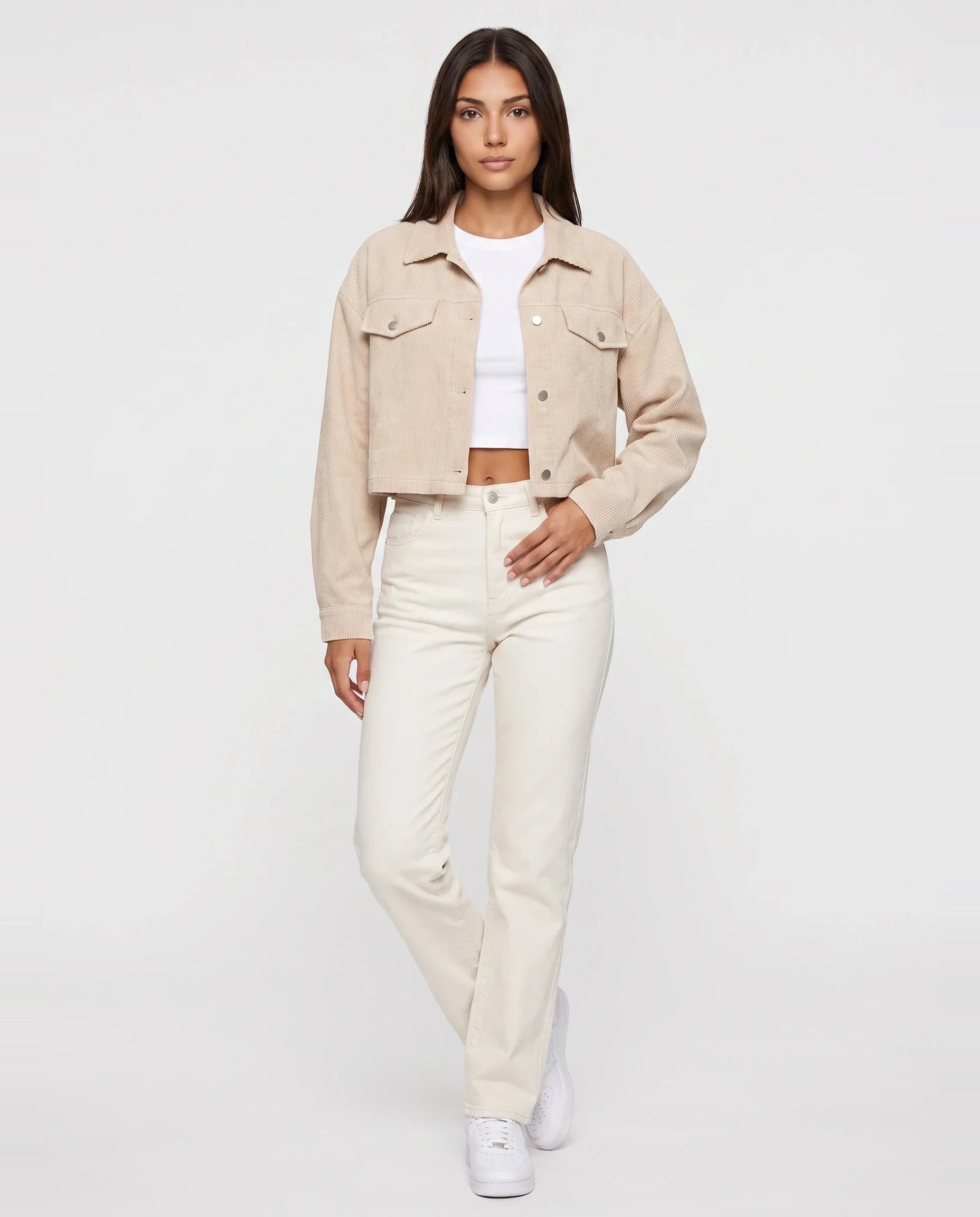 Veste courte en velours côtelé Y2K beige clair Gertrude, vue de face en studio