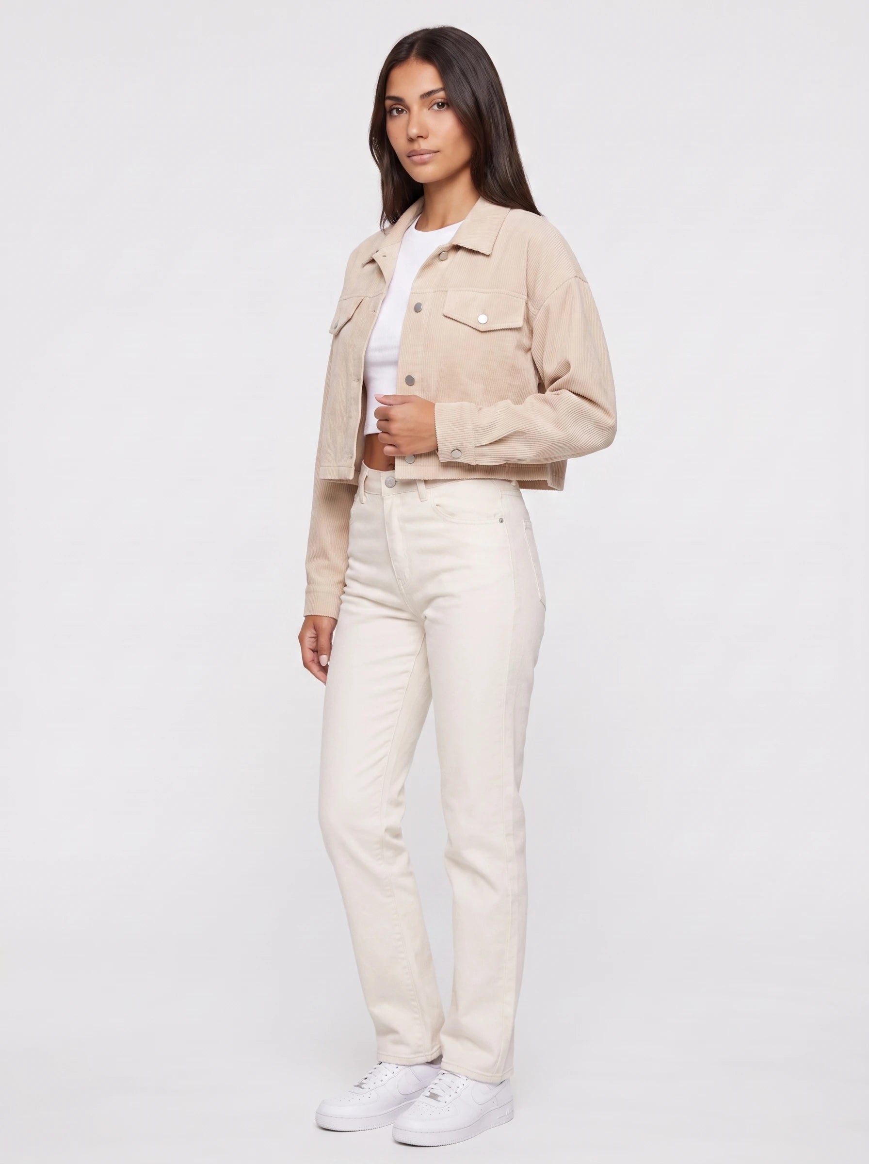 Veste courte en velours côtelé Y2K beige clair Gertrude, vue de trois quarts en studio