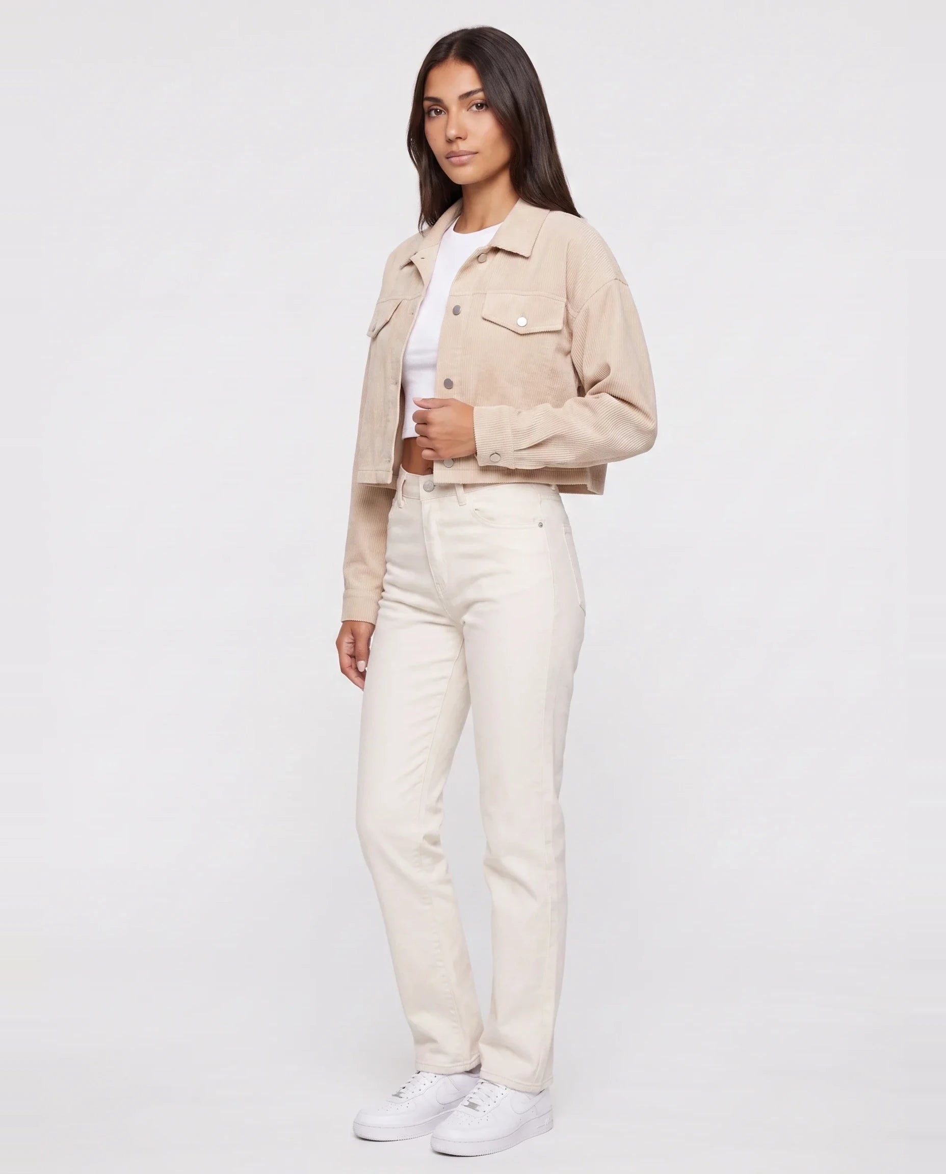 Veste courte en velours côtelé Y2K beige clair Gertrude, vue de trois quarts en studio