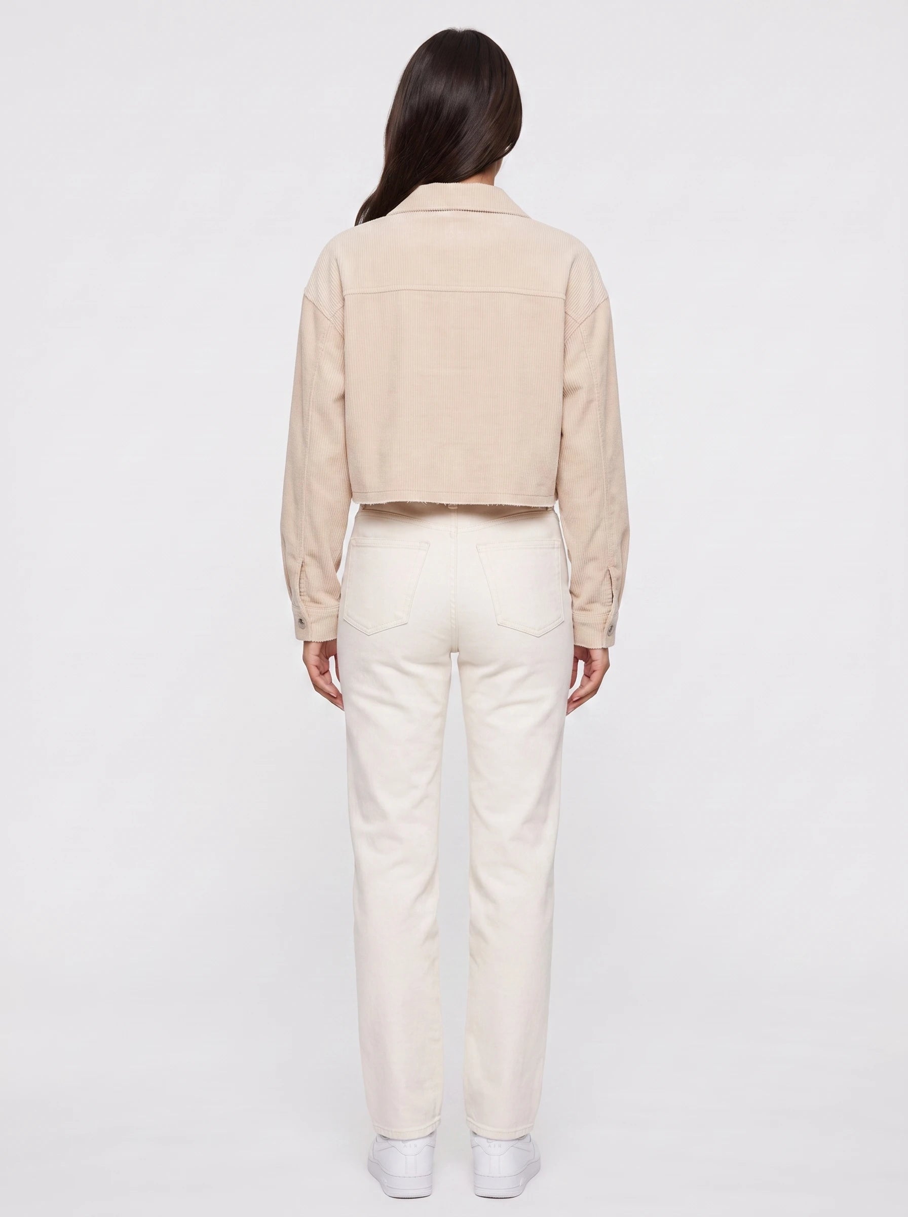 Veste courte en velours côtelé Y2K beige clair Gertrude, vue de dos en studio