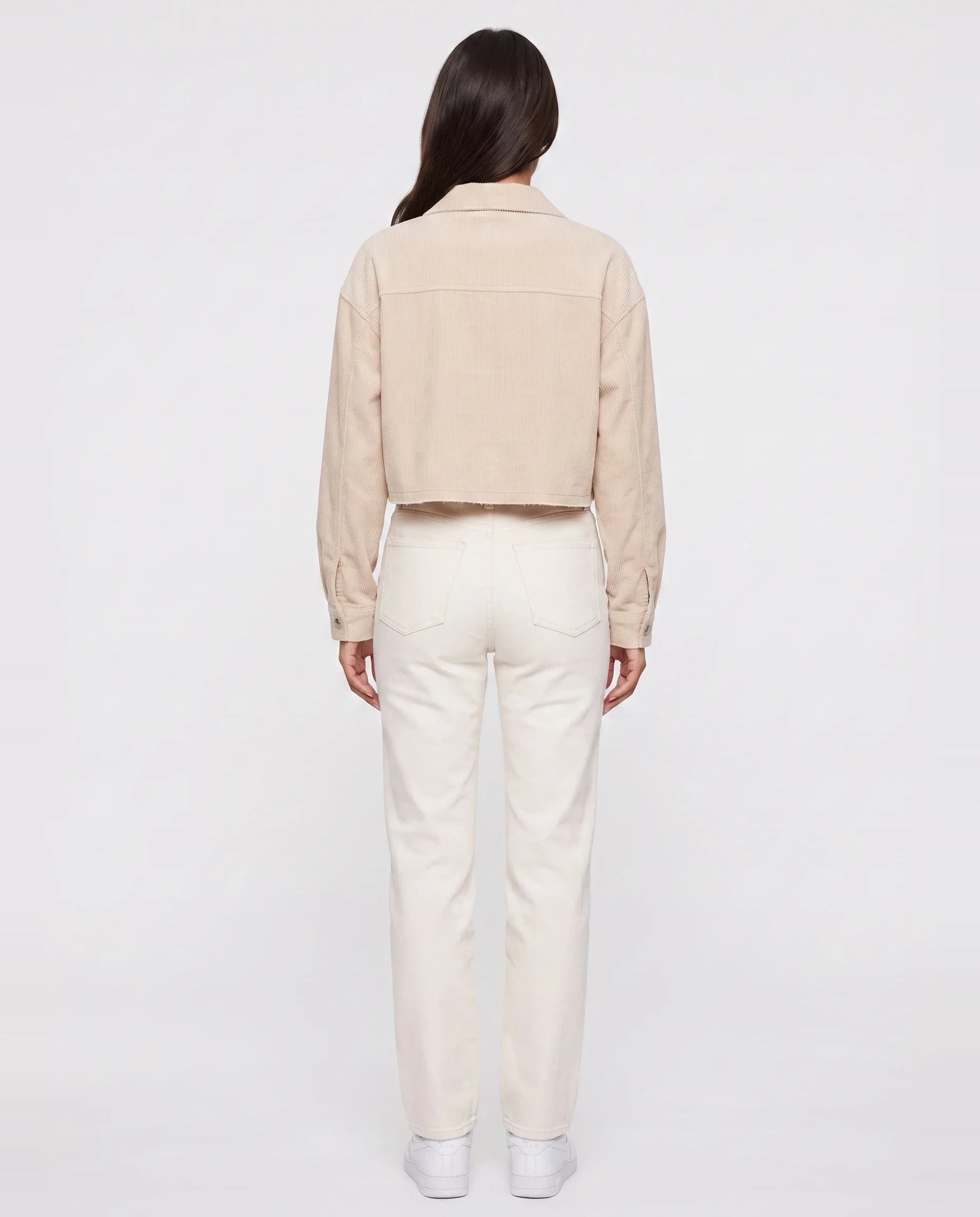 Veste courte en velours côtelé Y2K beige clair Gertrude, vue de dos en studio
