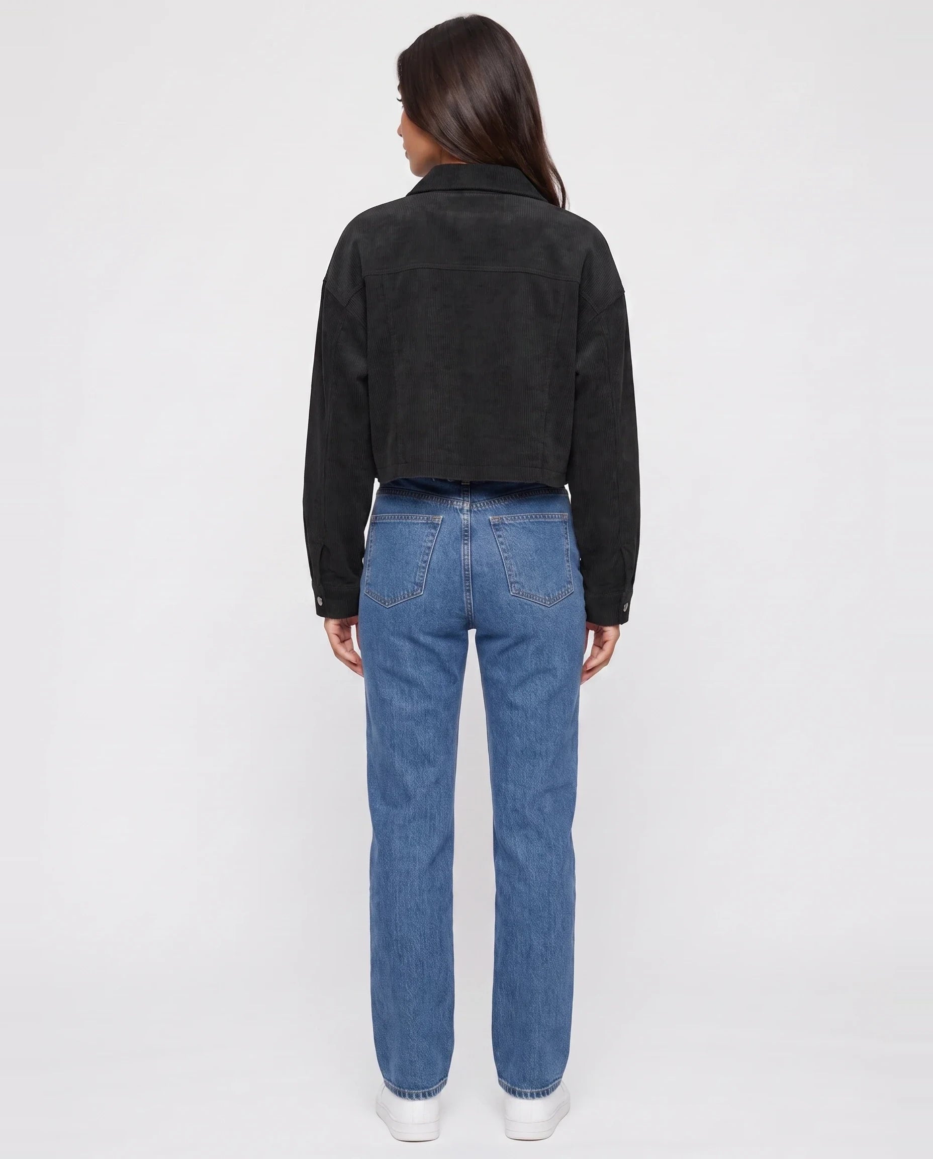 Veste courte en velours côtelé Y2K noire Gertrude, vue de dos en studio
