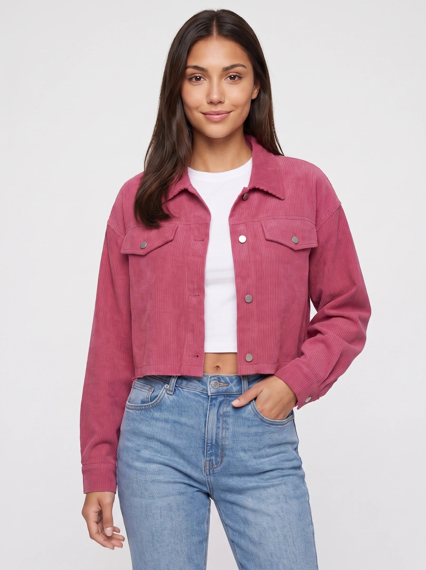 Veste courte en velours côtelé Y2K rose framboise Gertrude, plan rapproché en studio