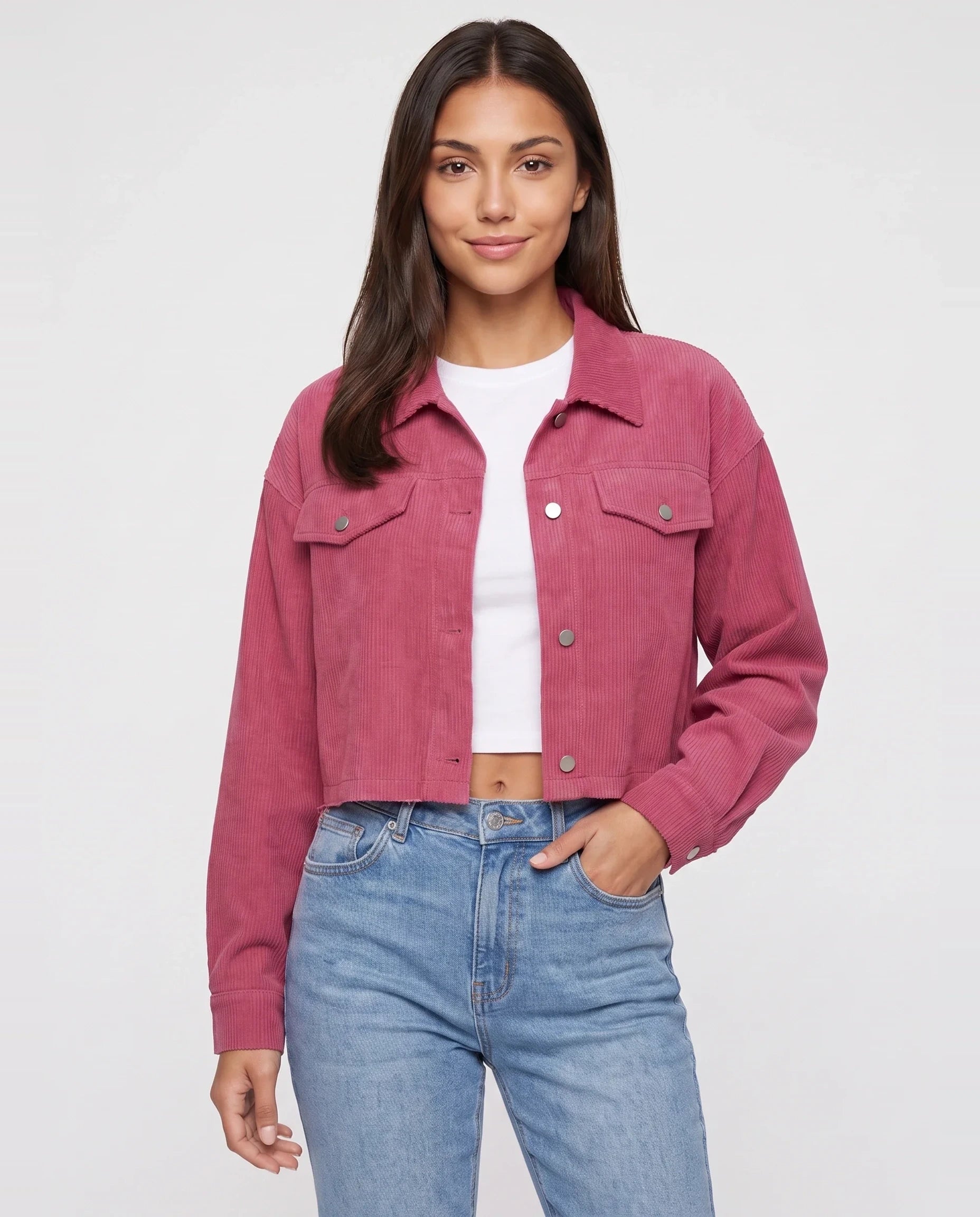 Veste courte en velours côtelé Y2K rose framboise Gertrude, plan rapproché en studio