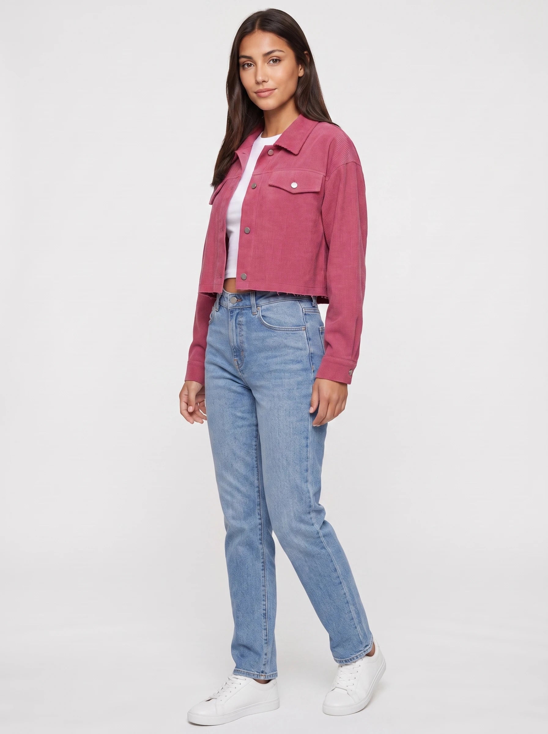 Veste courte en velours côtelé Y2K rose framboise Gertrude, vue de trois quarts en studio