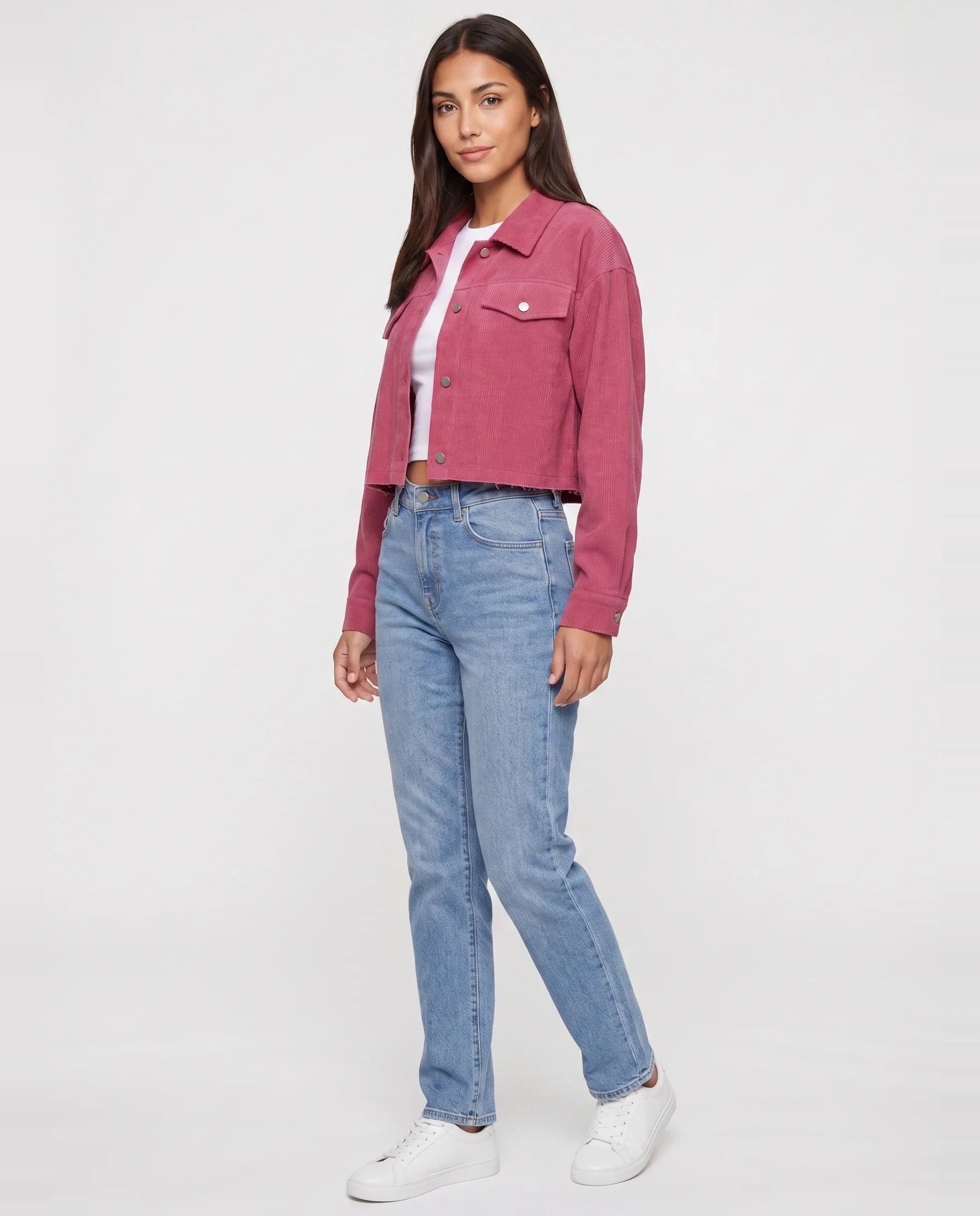 Veste courte en velours côtelé Y2K rose framboise Gertrude, vue de trois quarts en studio
