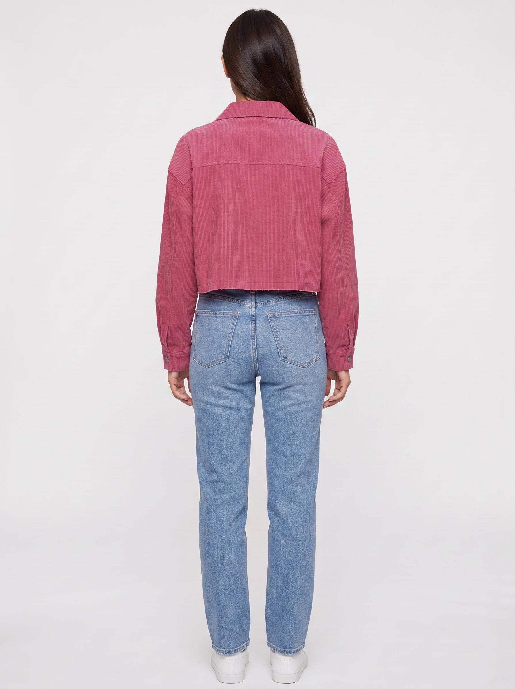 Veste courte en velours côtelé Y2K rose framboise Gertrude, vue de dos en studio