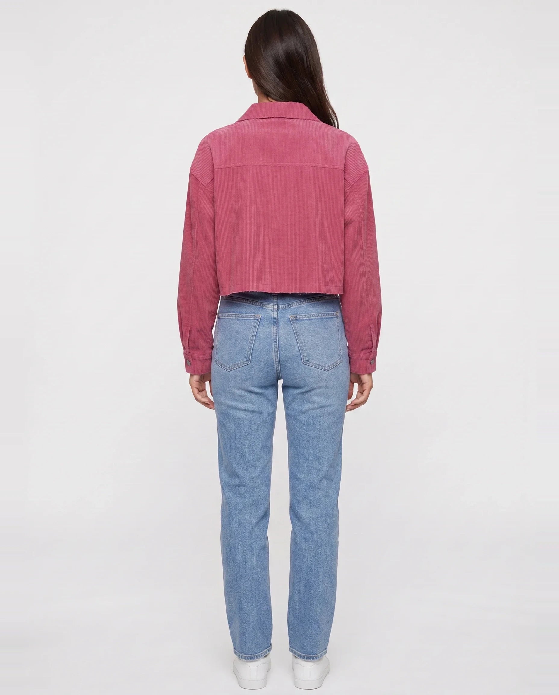Veste courte en velours côtelé Y2K rose framboise Gertrude, vue de dos en studio