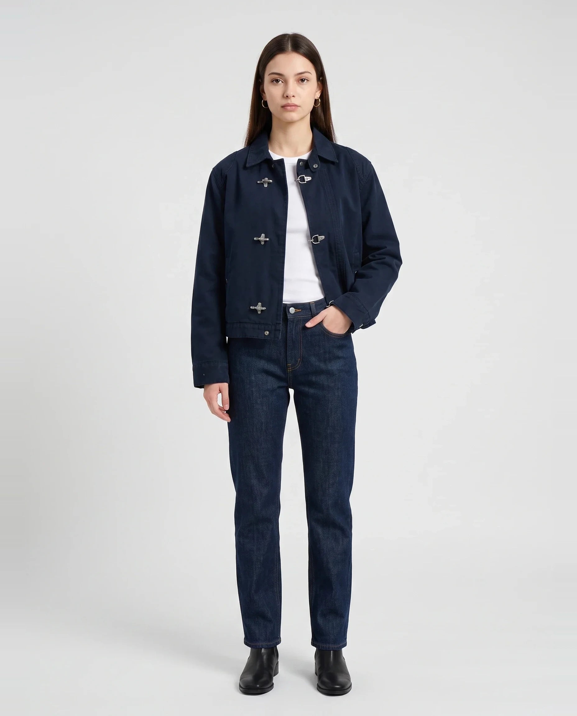 Veste worker à fermoirs et col montant bleu marine Romaine, vue de face en studio