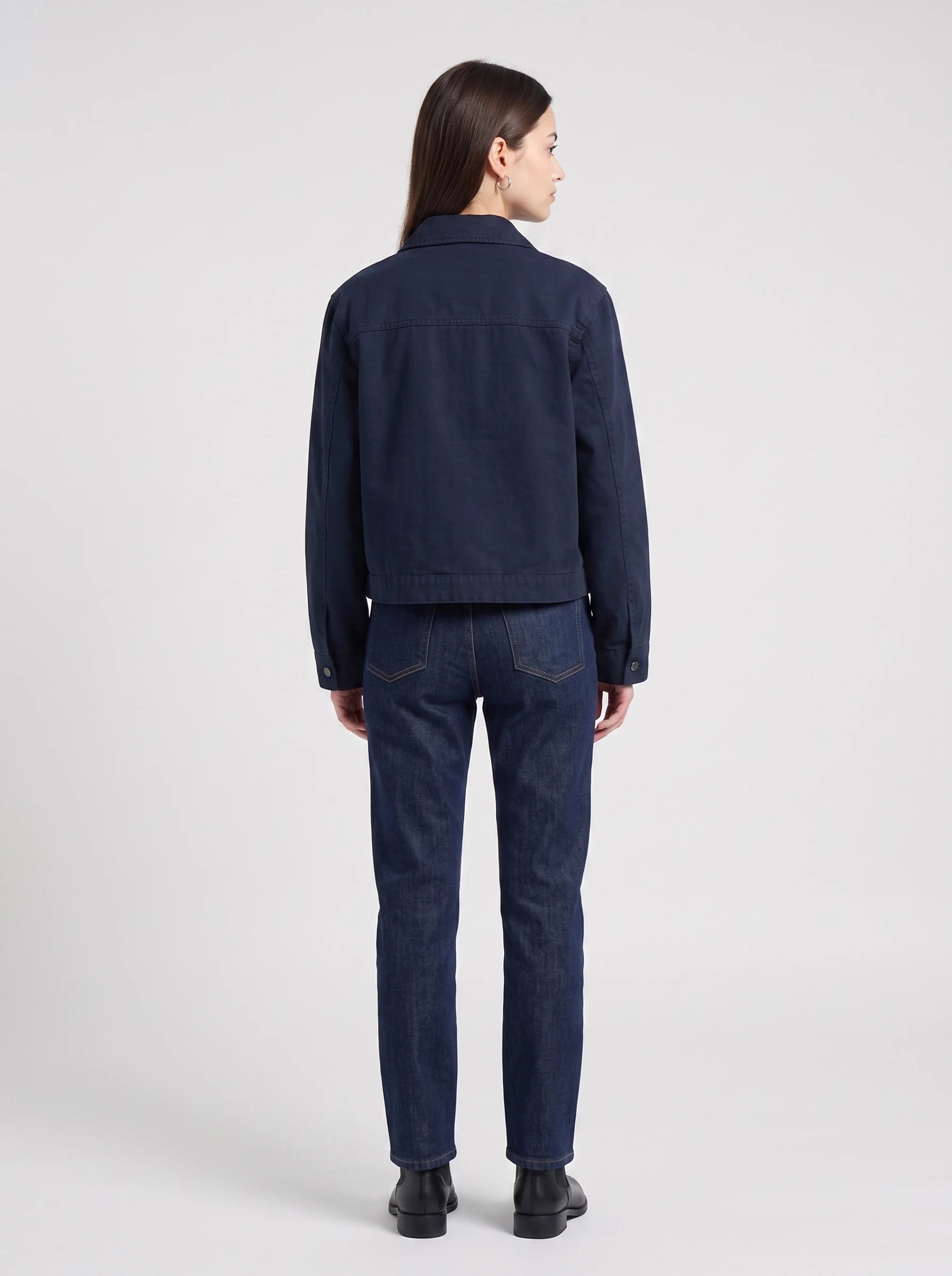 Veste worker à fermoirs bleu marine Romaine, vue de dos en studio